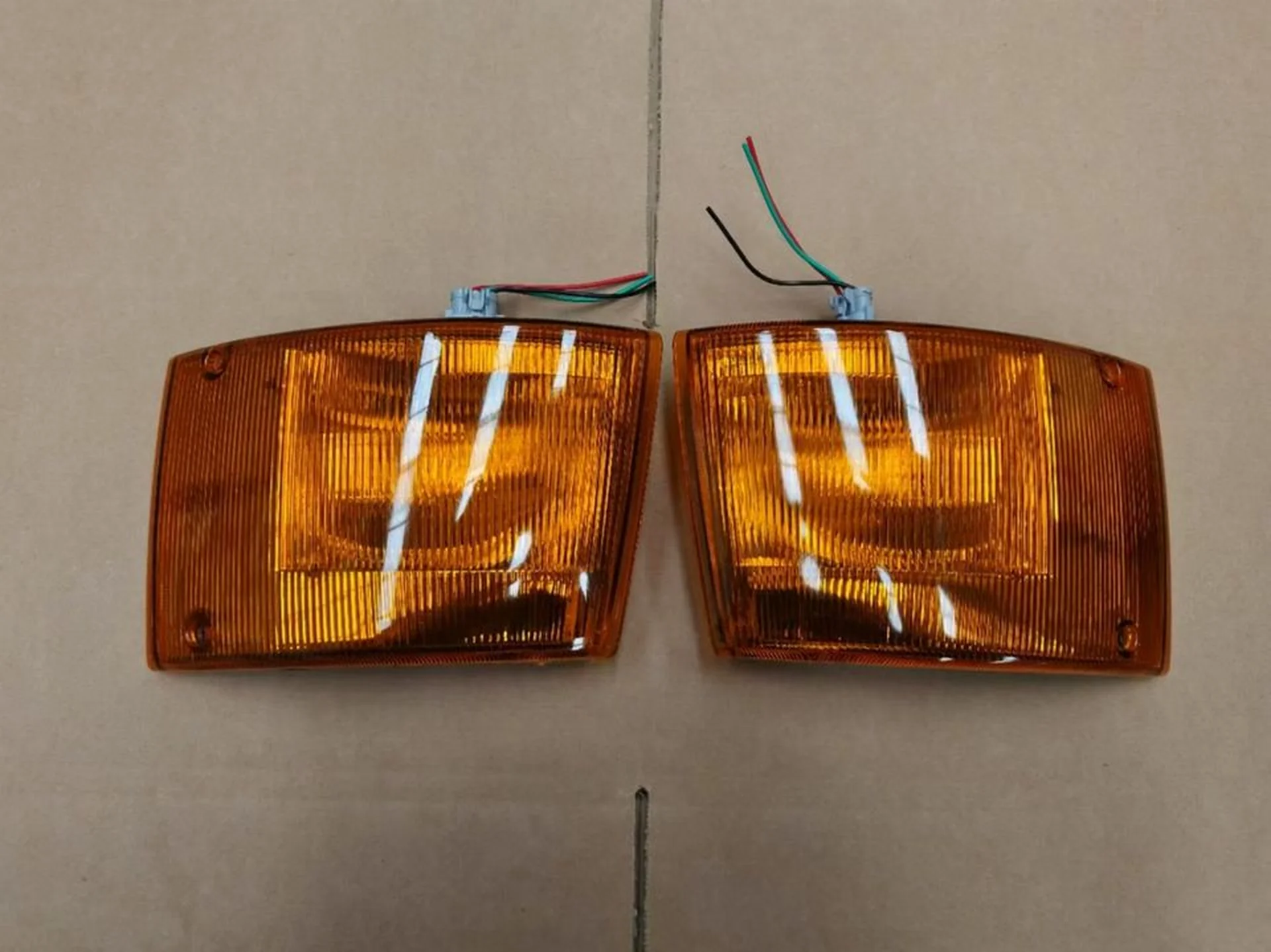 White / Yellow Plastic Corner Lamp for Hino FB4J / FC4J