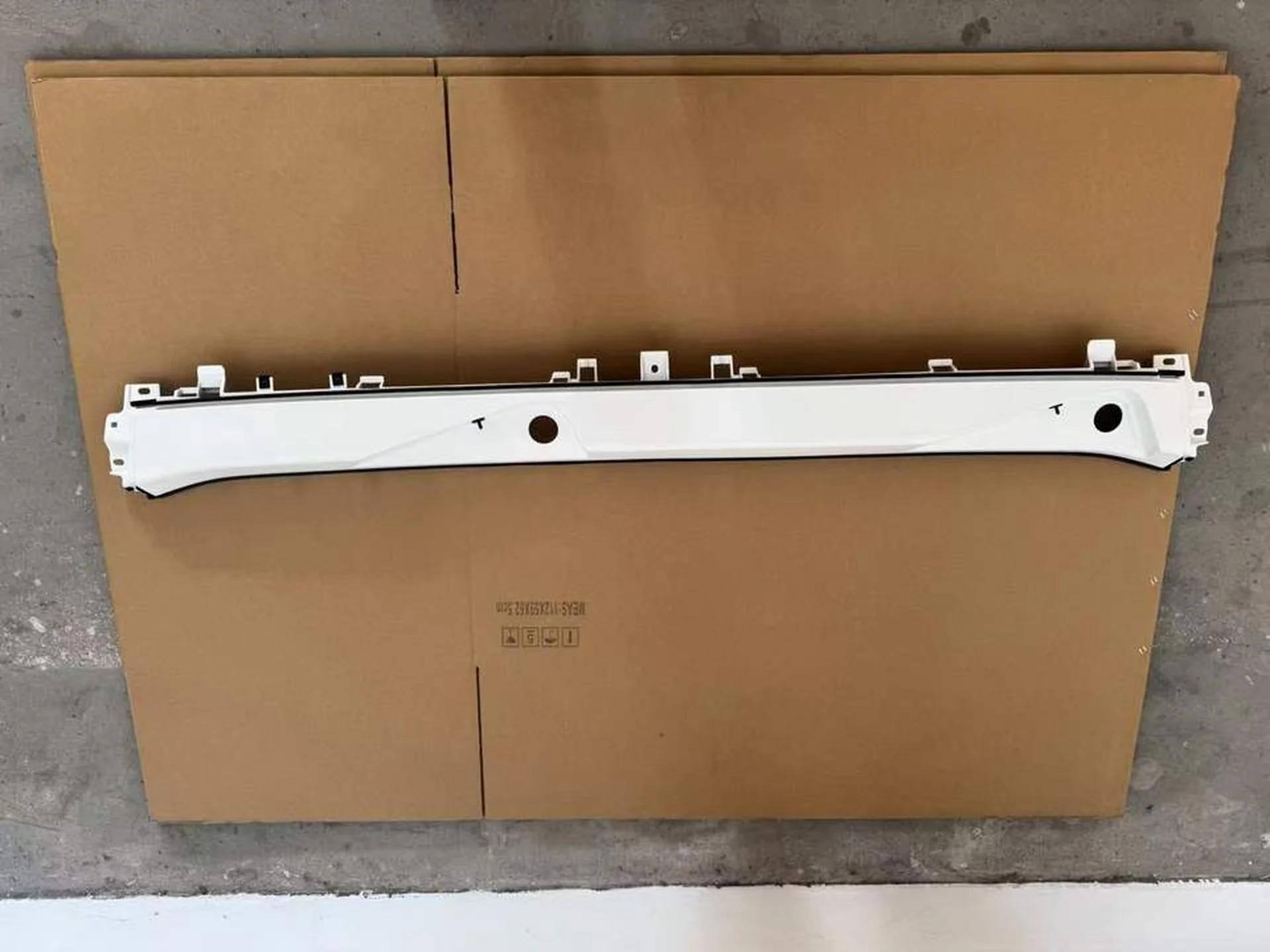 White Plastic Wiper Panel / Arm for Isuzu New Elf 2023