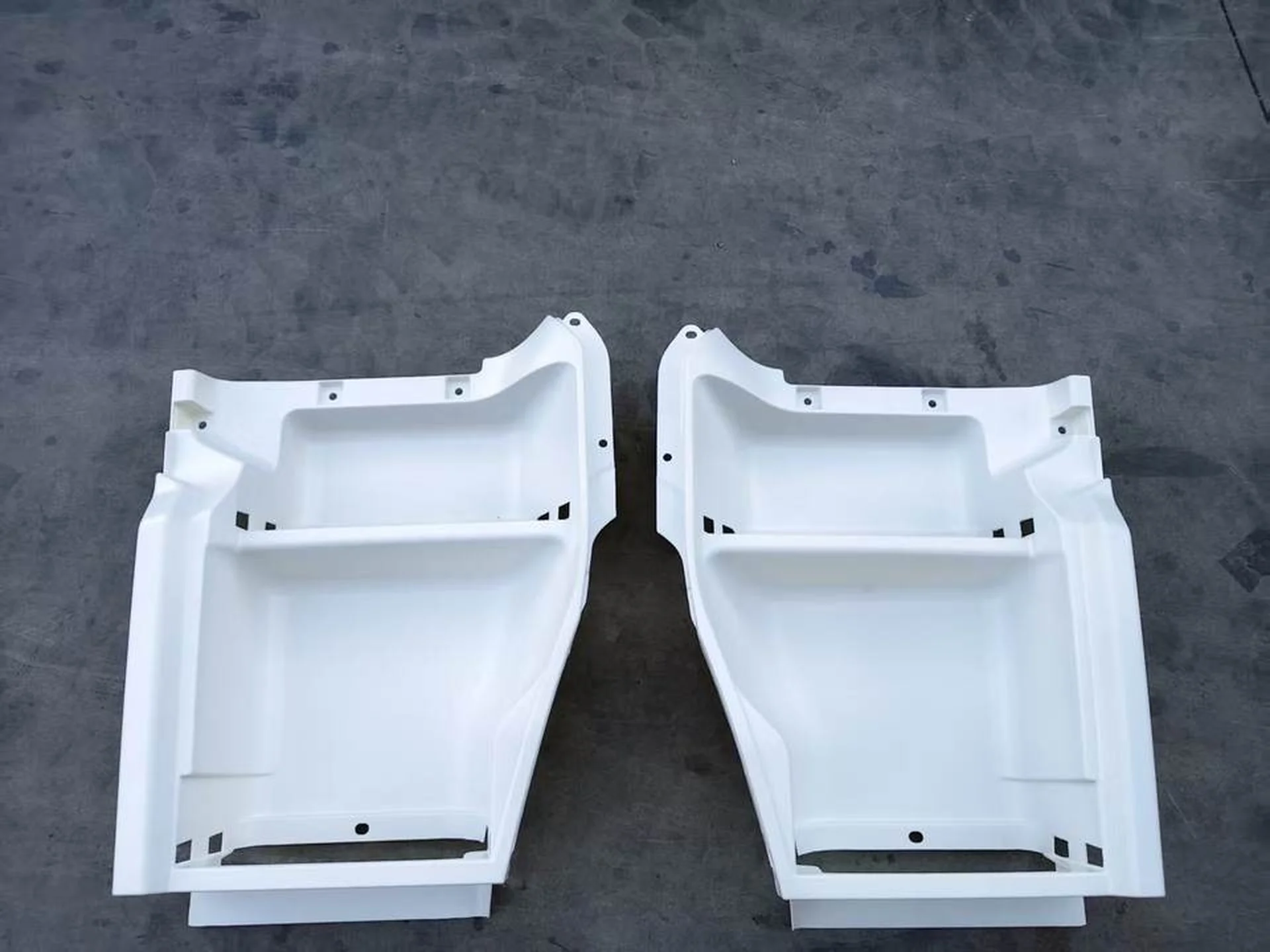 46*77CM Chrome / White Plastic Step Panel for Isuzu Giga 2017