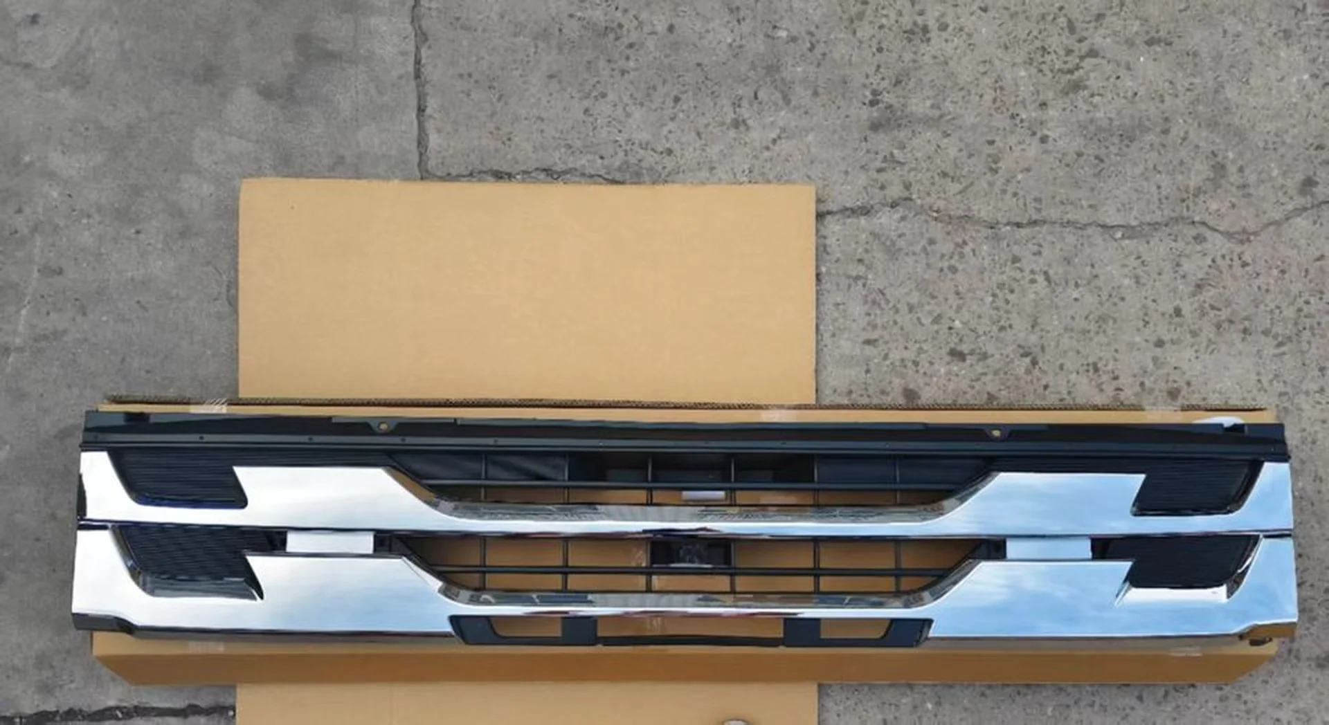 140CM Chrome / Black Plastic Grille for Isuzu Forward / FRR