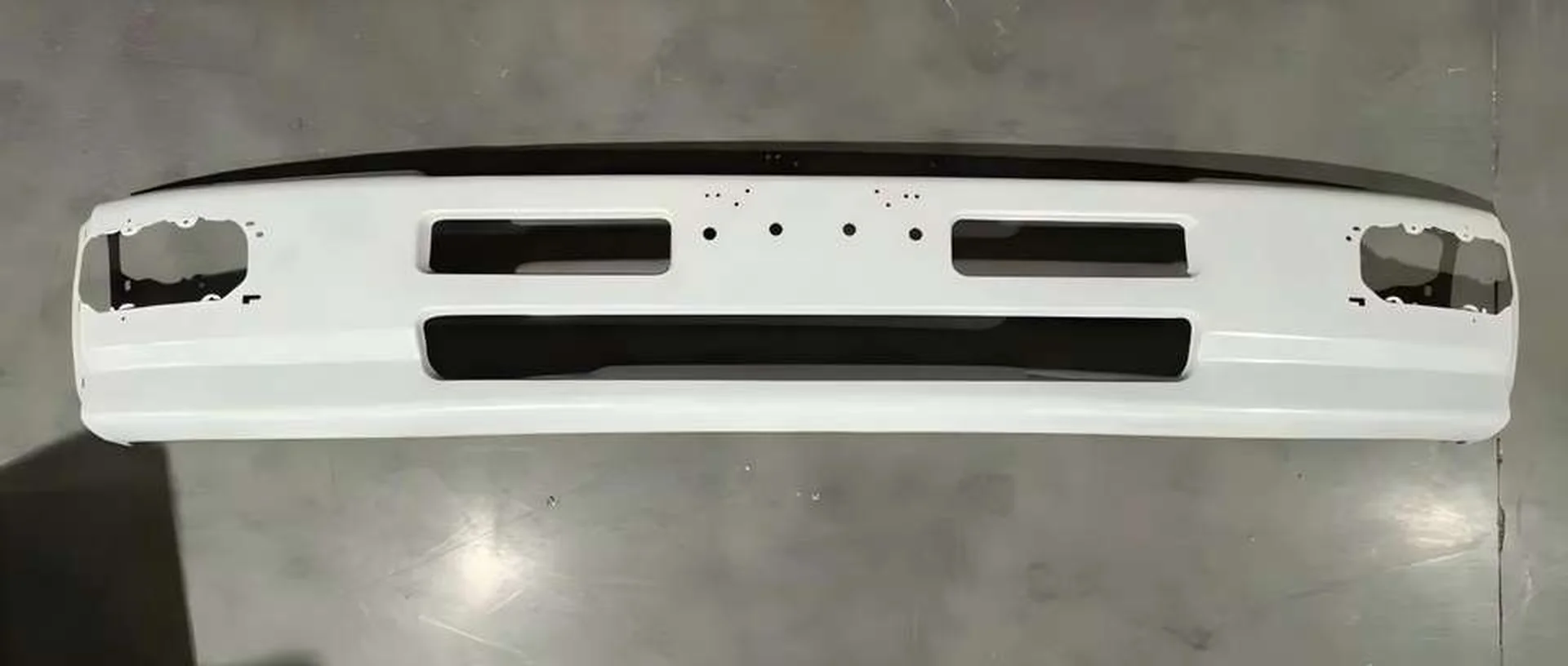 210/230CM White Metal Bumper for Nissan PKB / CWM454