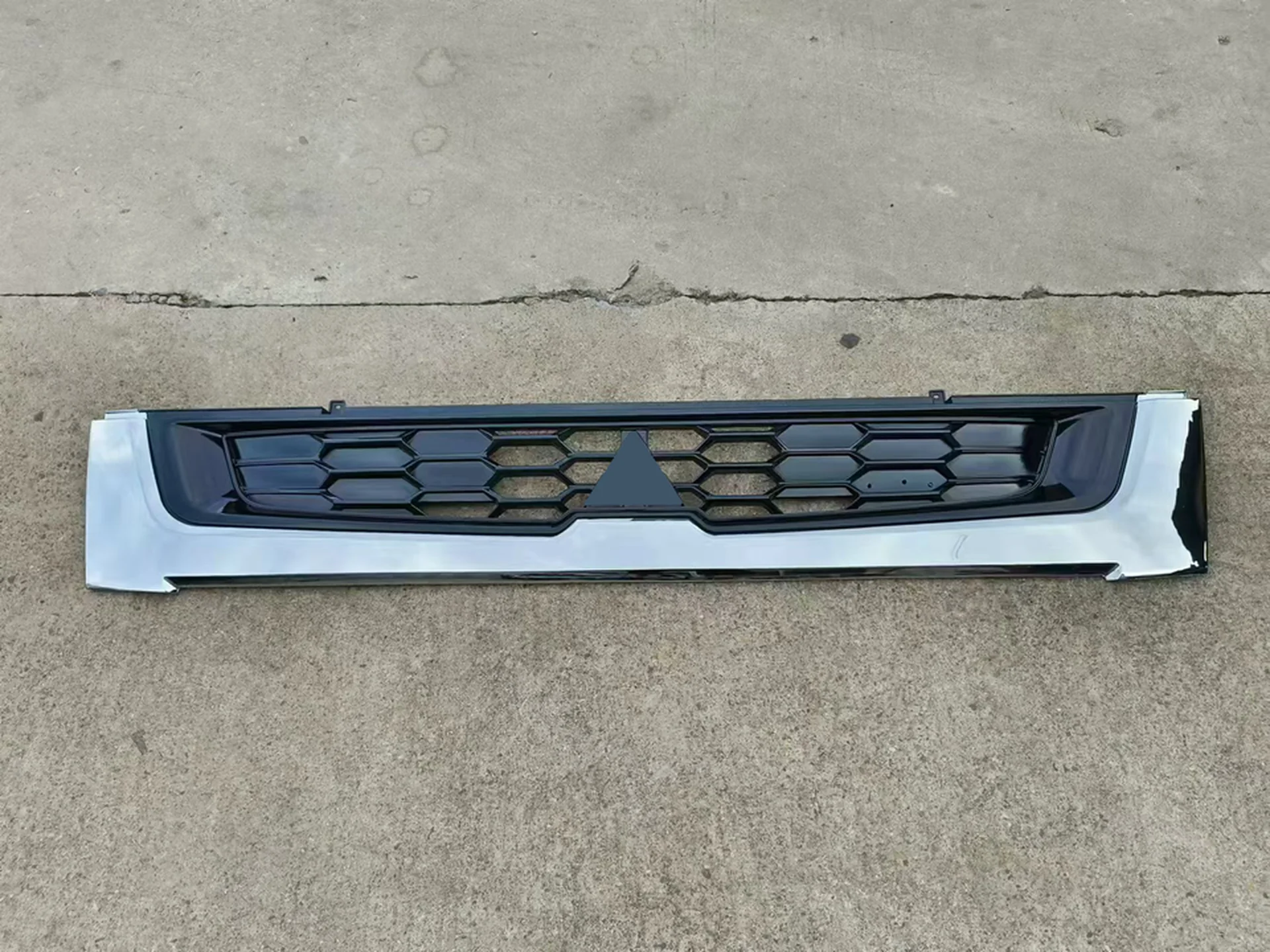 165CM Chrome / Black Plastic Grille for Mitsubishi FM1524 / FM65F