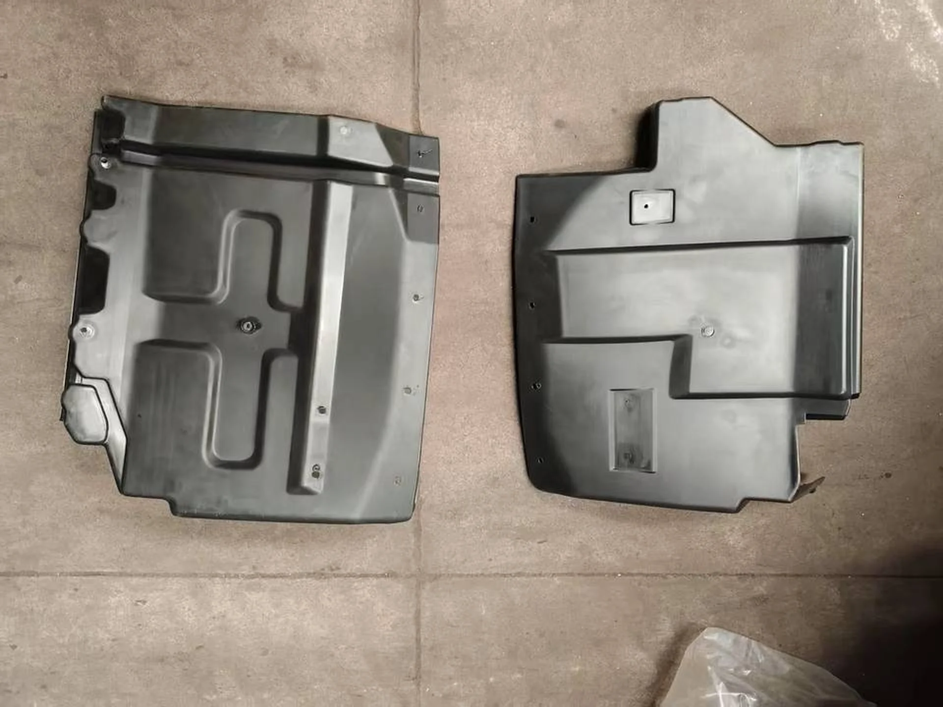 58CM Black Plastic Fender / Mud Flap for Isuzu Deca 270/320