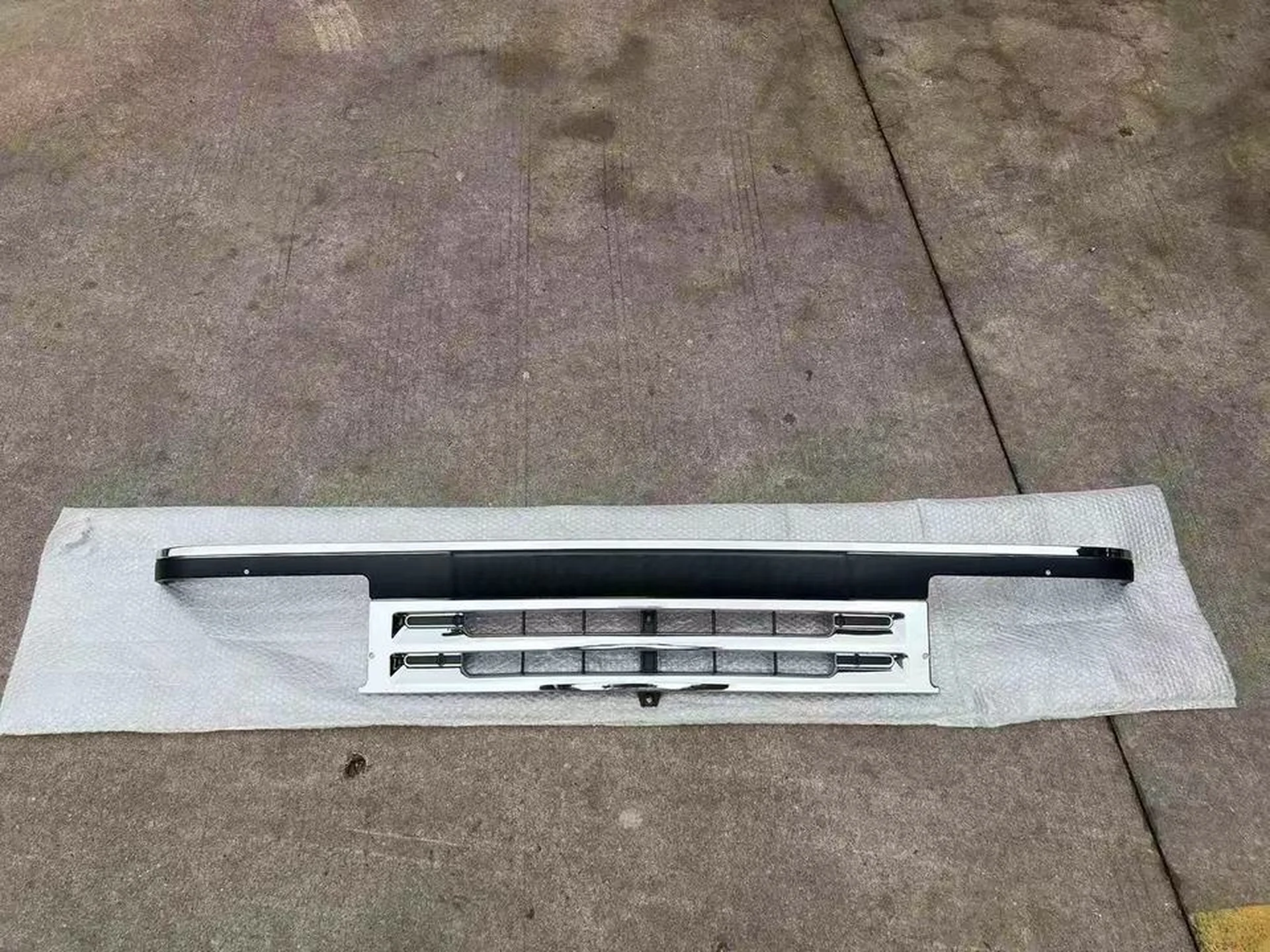 Chrome / Gray Plastic Grille for Mitsubishi FE444
