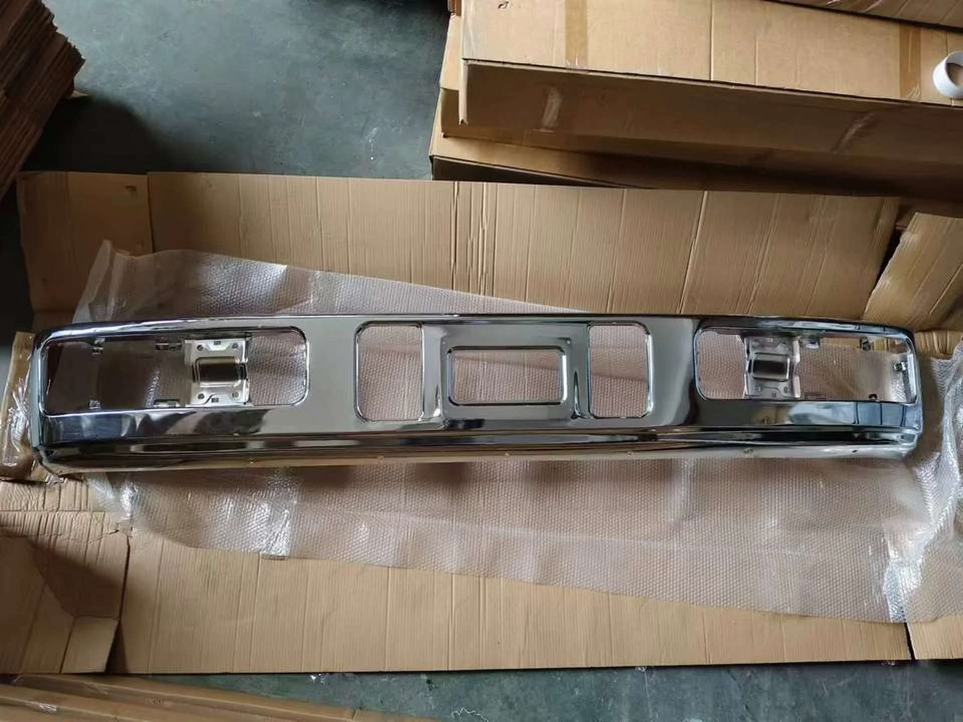 240CM Chrome / White Metal Bumper for Mitsubishi Fuso F380