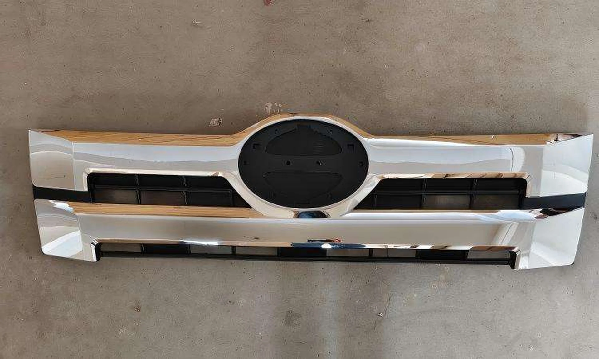 175CM Chrome / Black Plastic Grille for Hino Victor