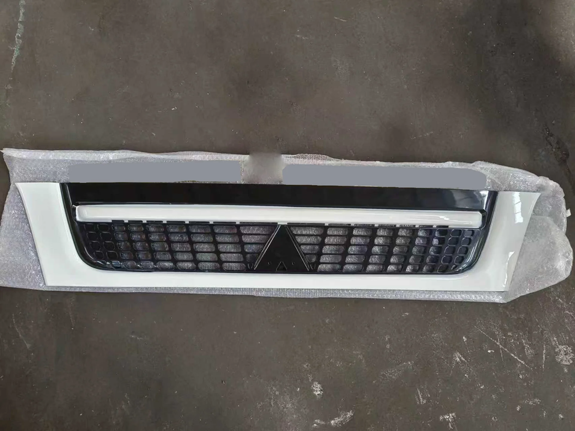 130CM Black / White Plastic Grille for Mitsubishi Canter 2007
