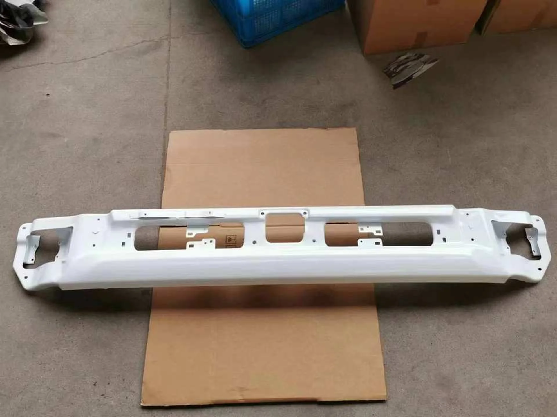 158/188CM White Metal Bumper for Mitsubishi Fuso 2020