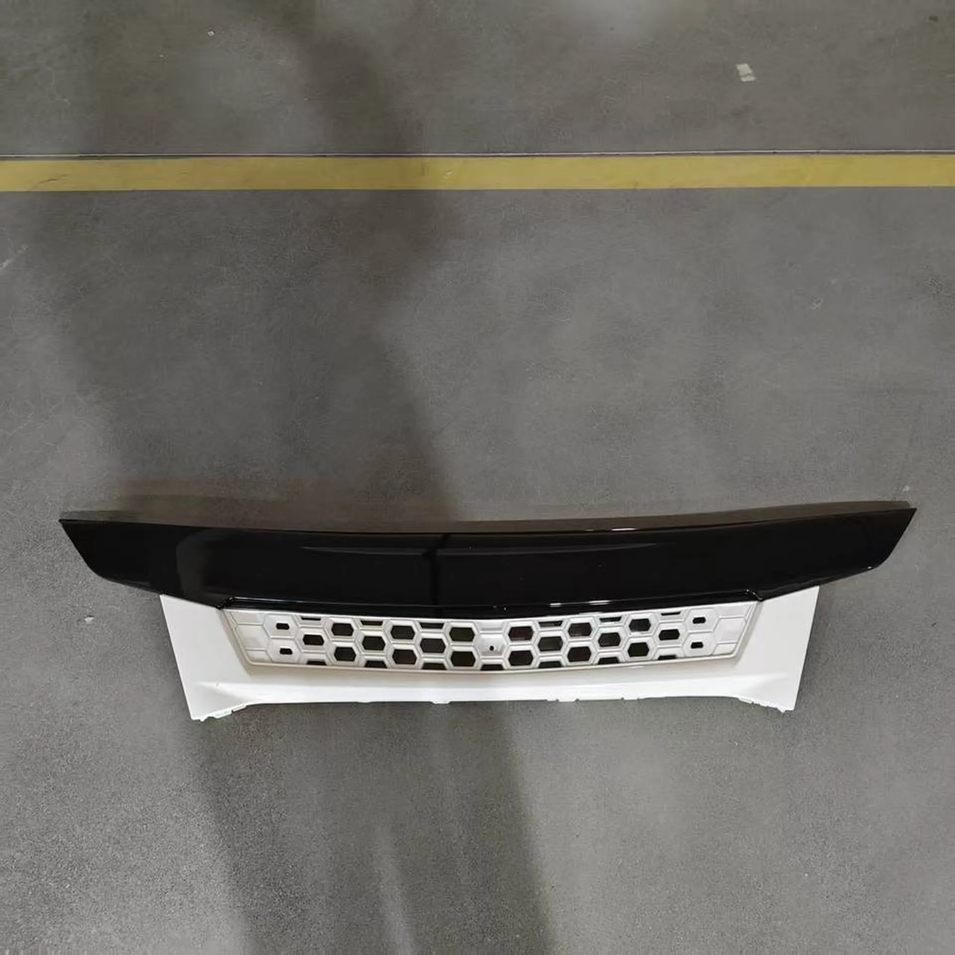 Black / White Plastic Grille for Mitsubishi Fuso 2020