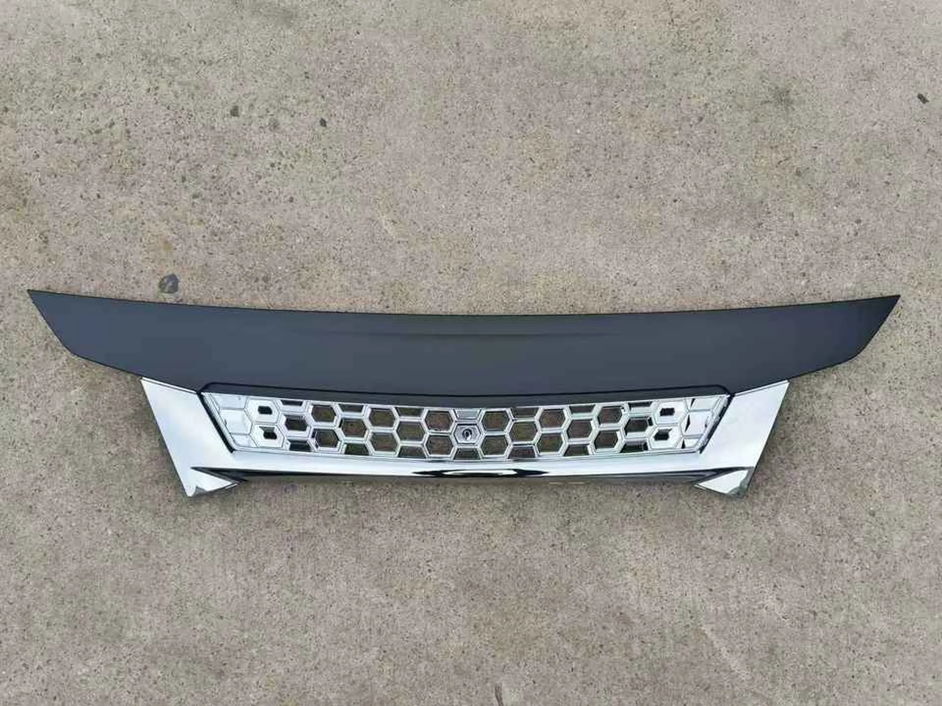 Chrome / Black Plastic Grille for Mitsubishi Fuso 2020