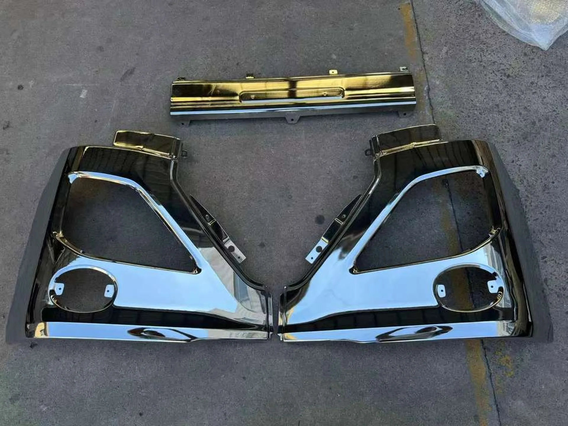 Chrome / White Plastic Bumper for Nissan UD / Quon