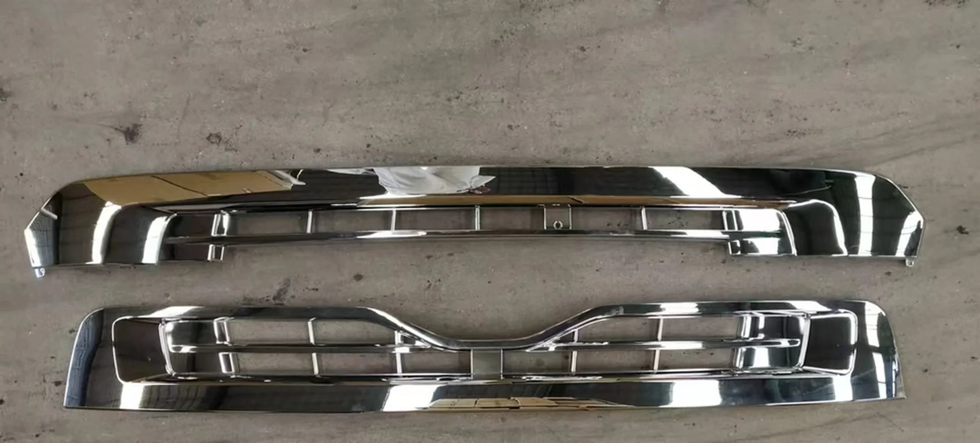 Chrome Plastic Grille for Nissan UD / Quon