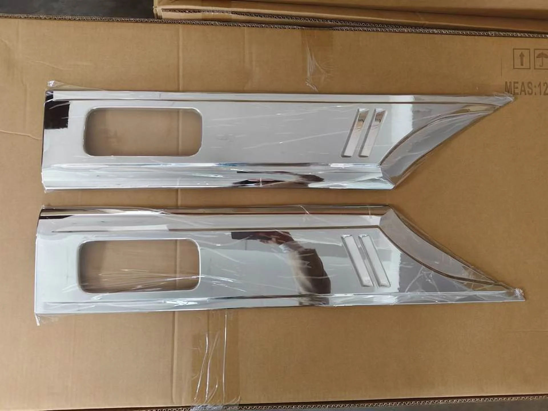 Chrome Plastic Door / Window Trim for Nissan CWA520 / UD