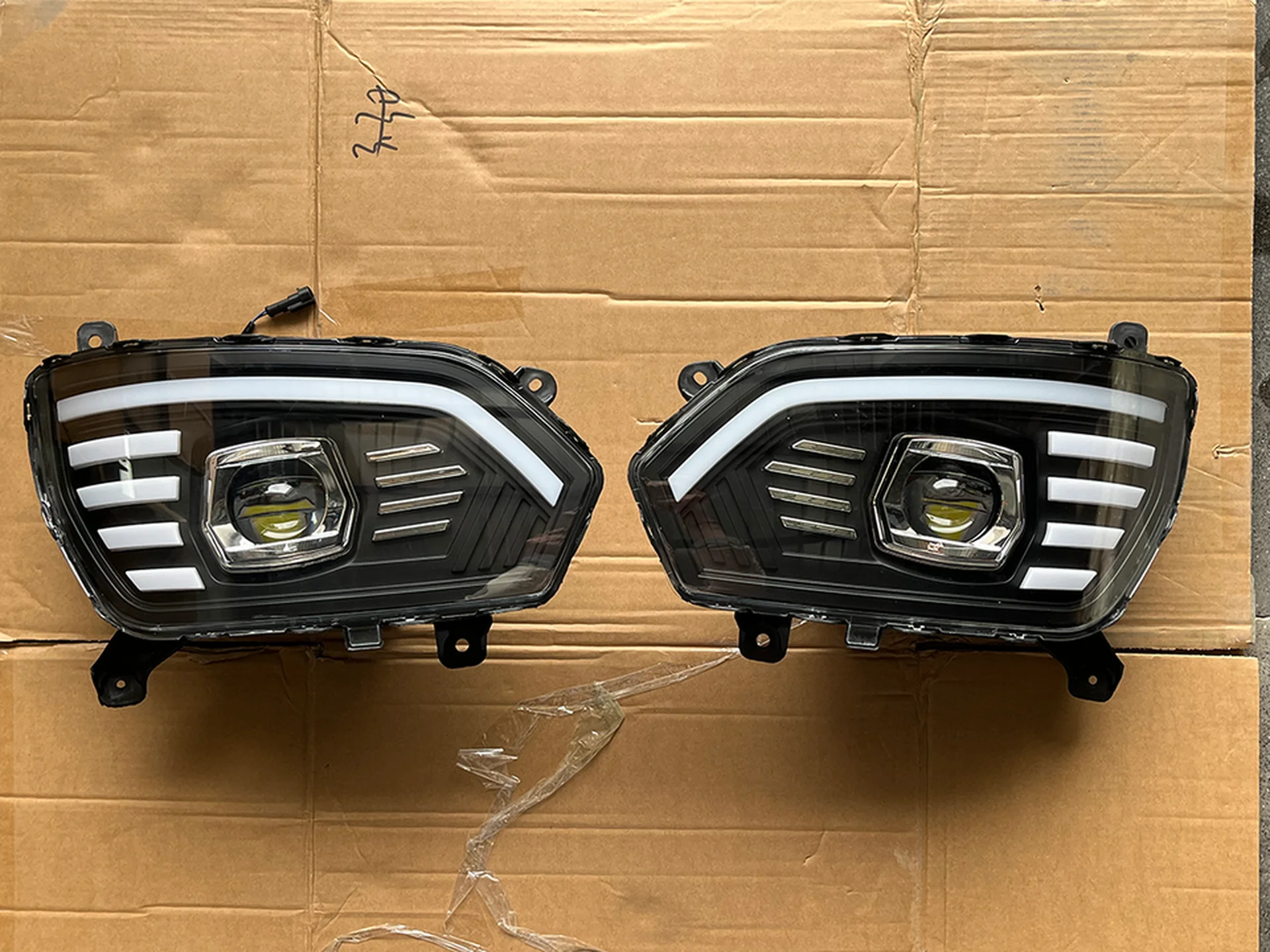 24V / 12V Black Plastic Head Lamp for Hino Victor