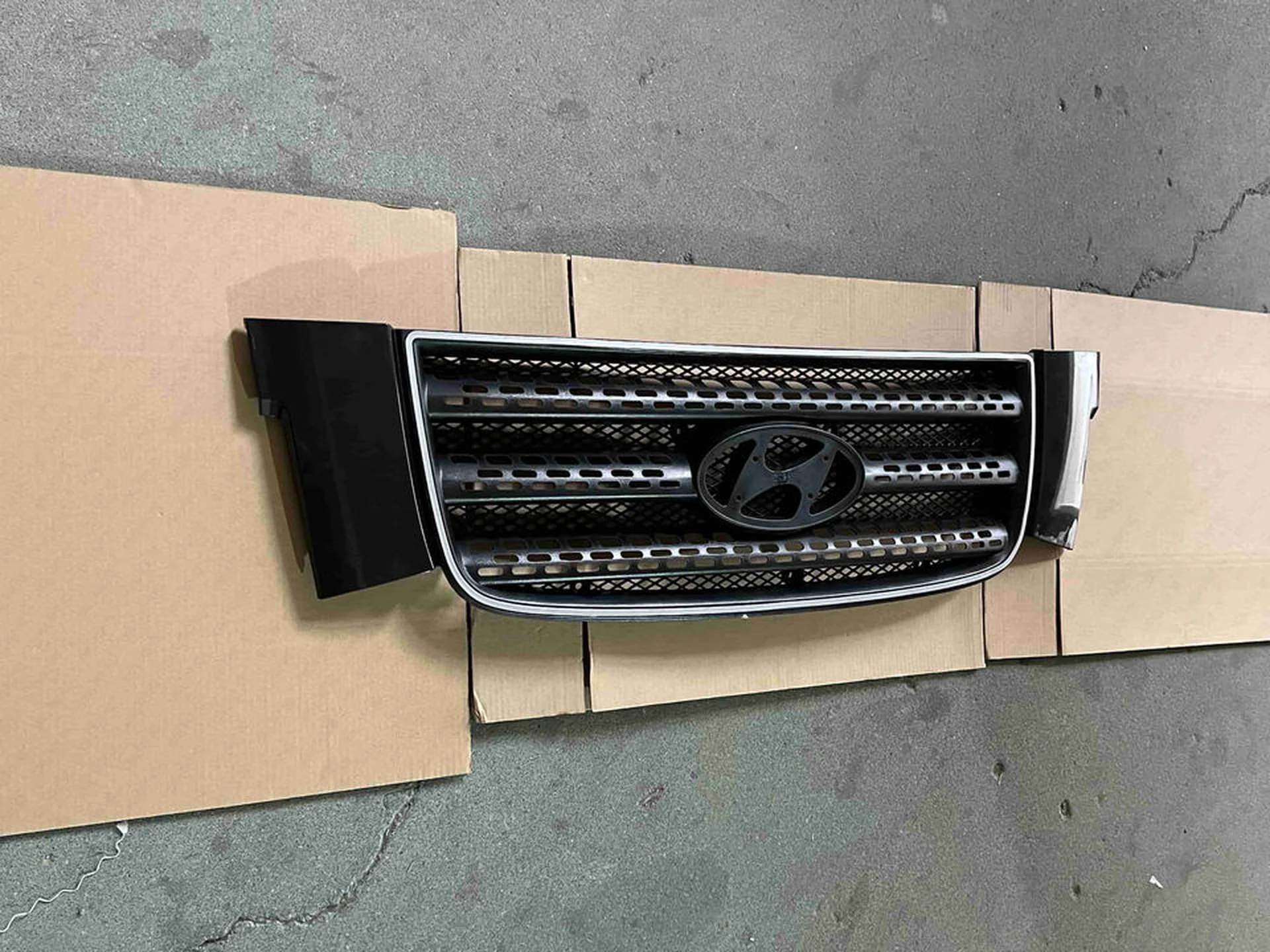 Chrome Plastic Grille for Hyundai HD65 / HD78