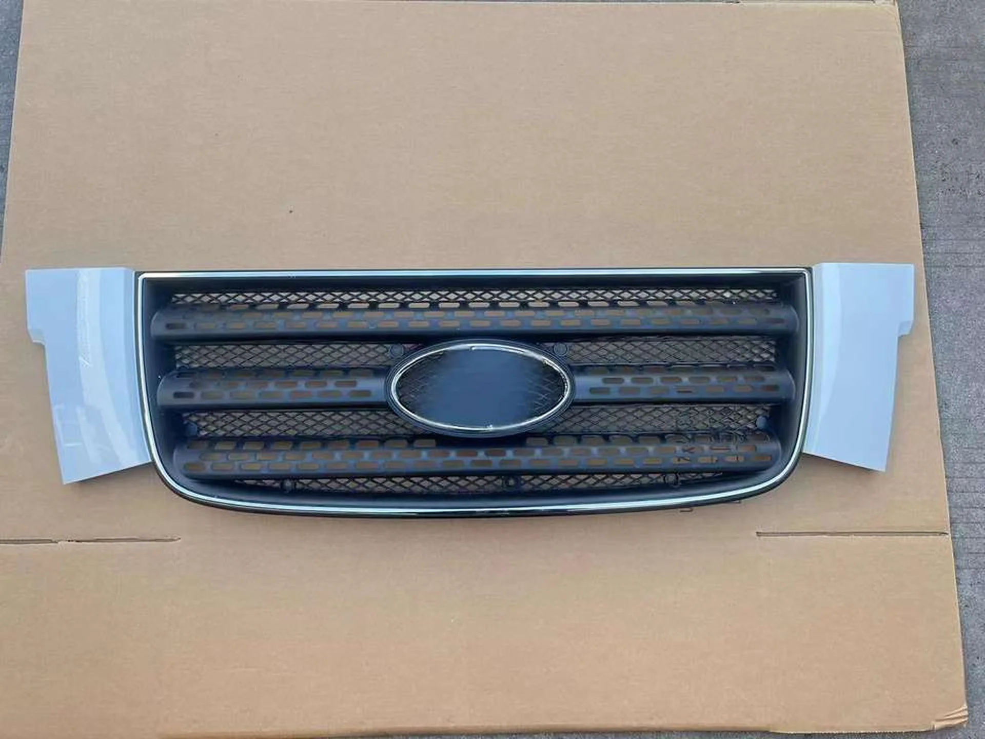Black / White Plastic Grille for Hyundai HD65 / HD78