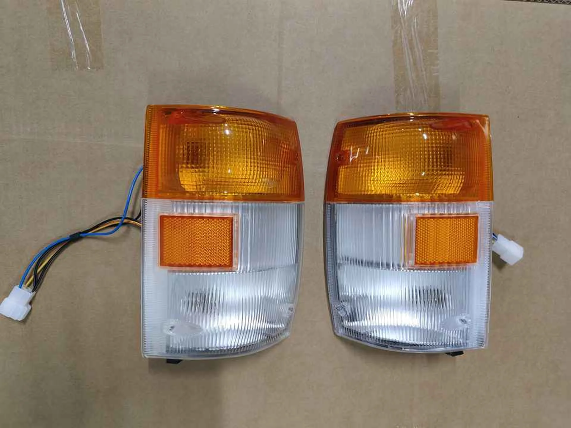 14*23CM Yellow Plastic Corner Lamp for Isuzu NPR 100P