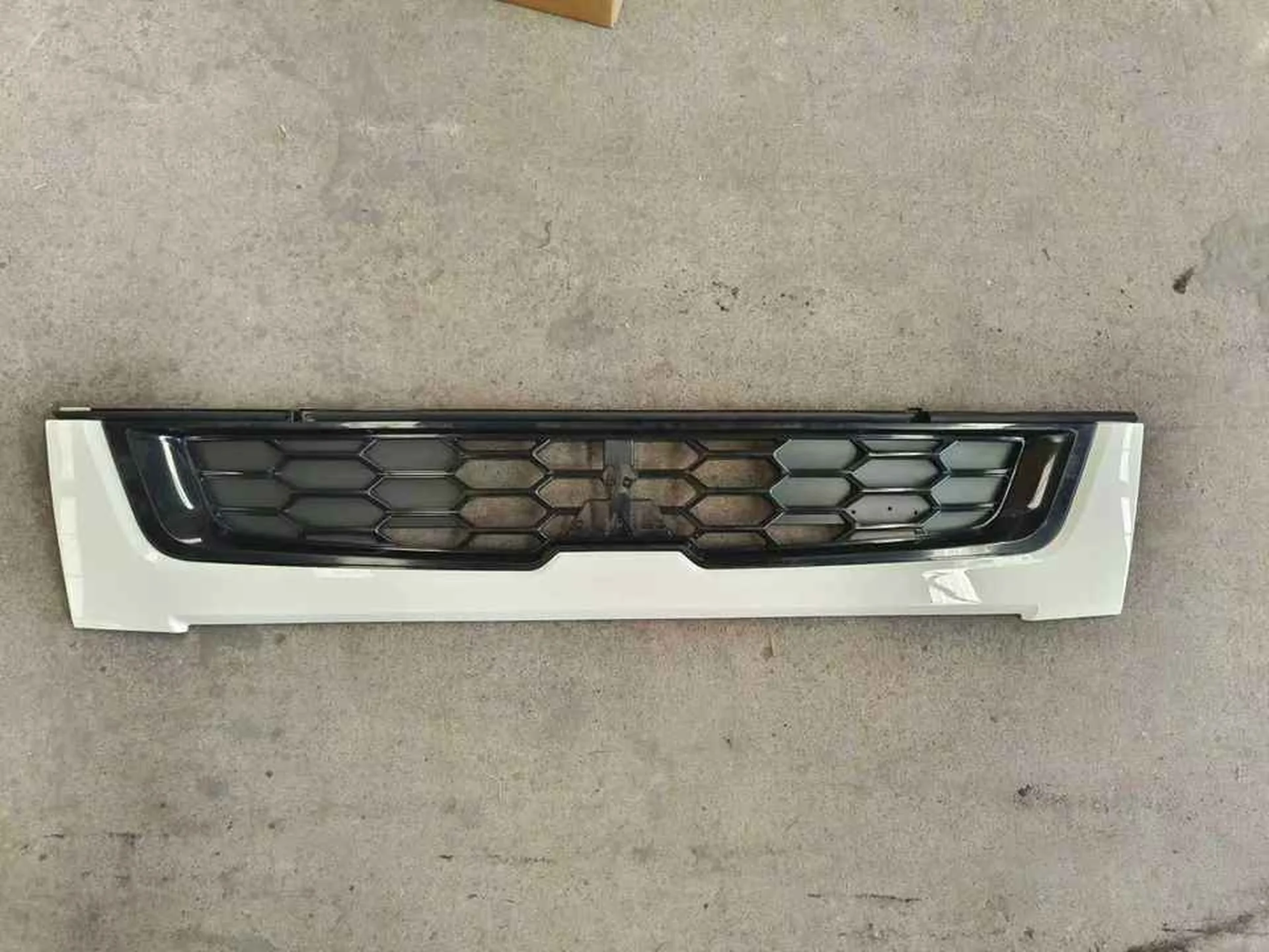 Black / White Plastic Grille for Mitsubishi FM1524 / FM65F