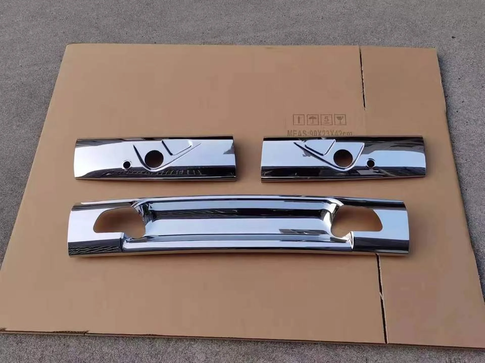 Chrome / White Plastic Wiper Panel / Arm for Hino Victor