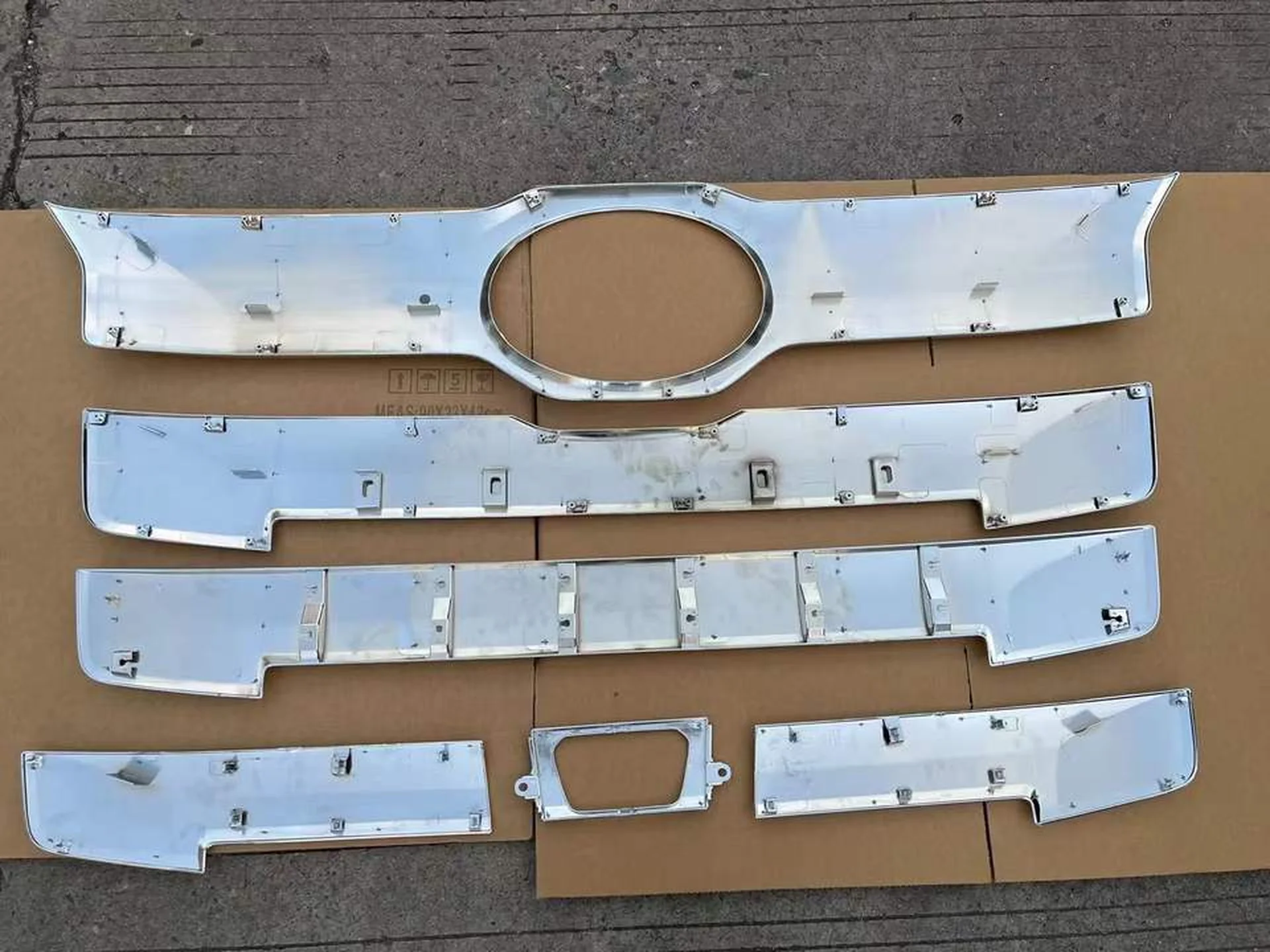 Chrome Plastic Grille for Hino New Mega 700