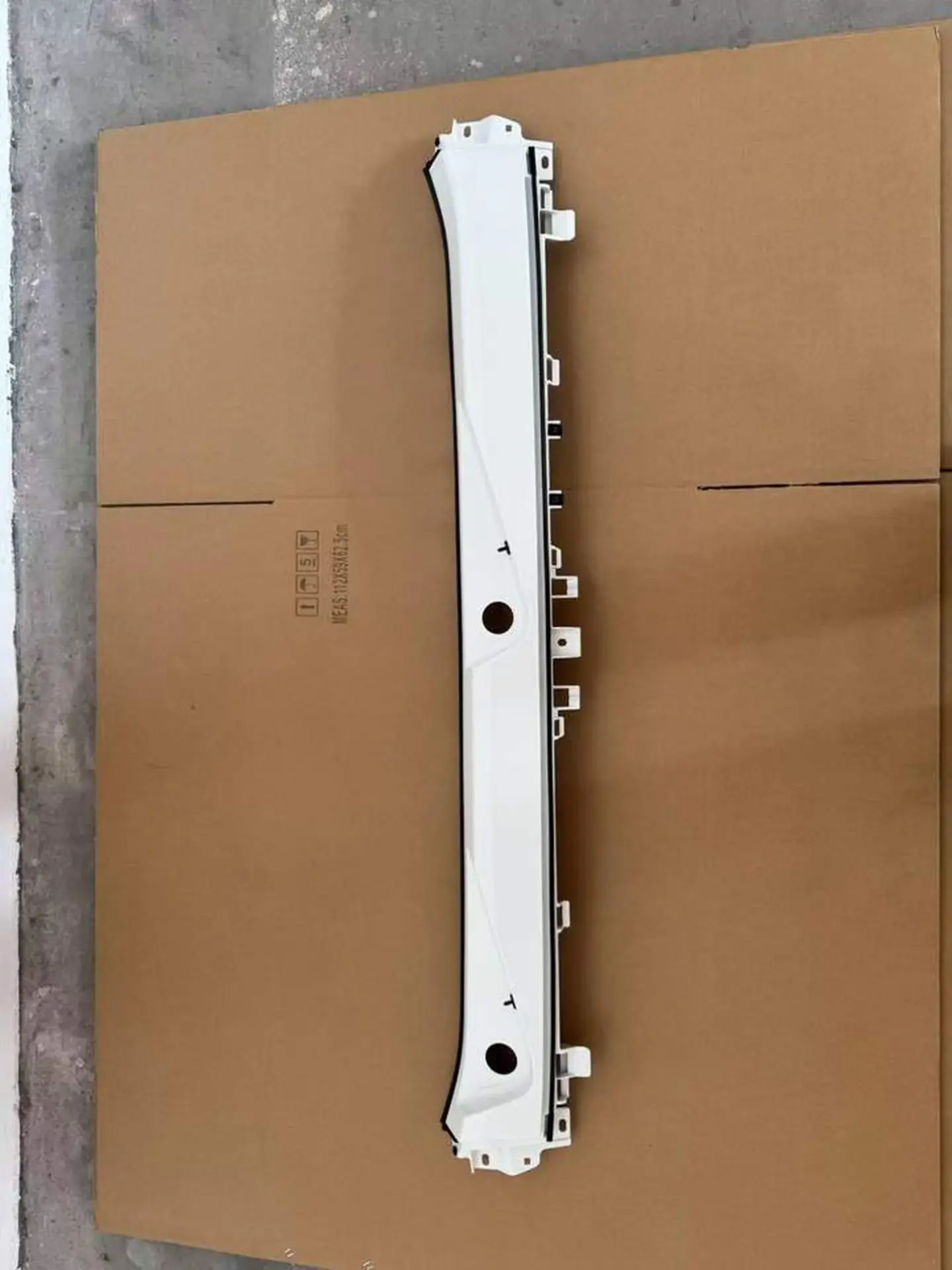 White Plastic Wiper Panel / Arm for Isuzu New Elf 2023