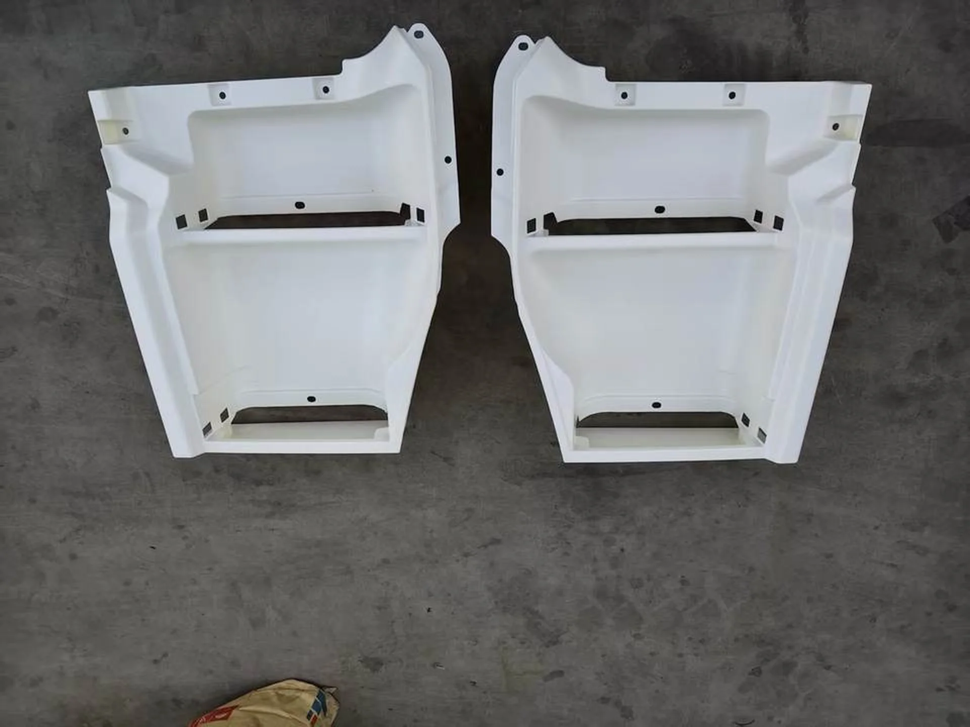 46*77CM Chrome / White Plastic Step Panel for Isuzu Giga 2017