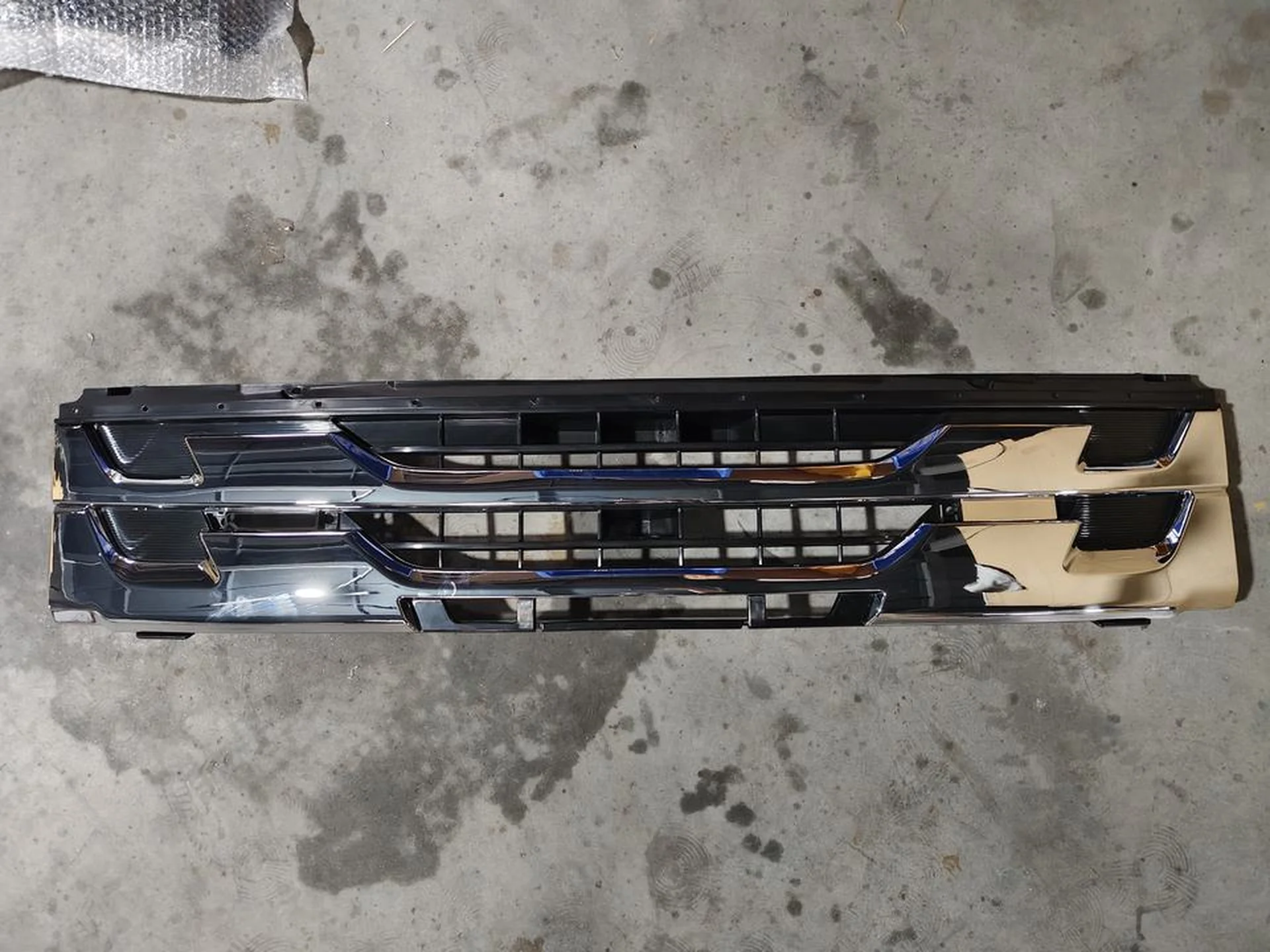140CM Chrome / Black Plastic Grille for Isuzu Forward / FRR