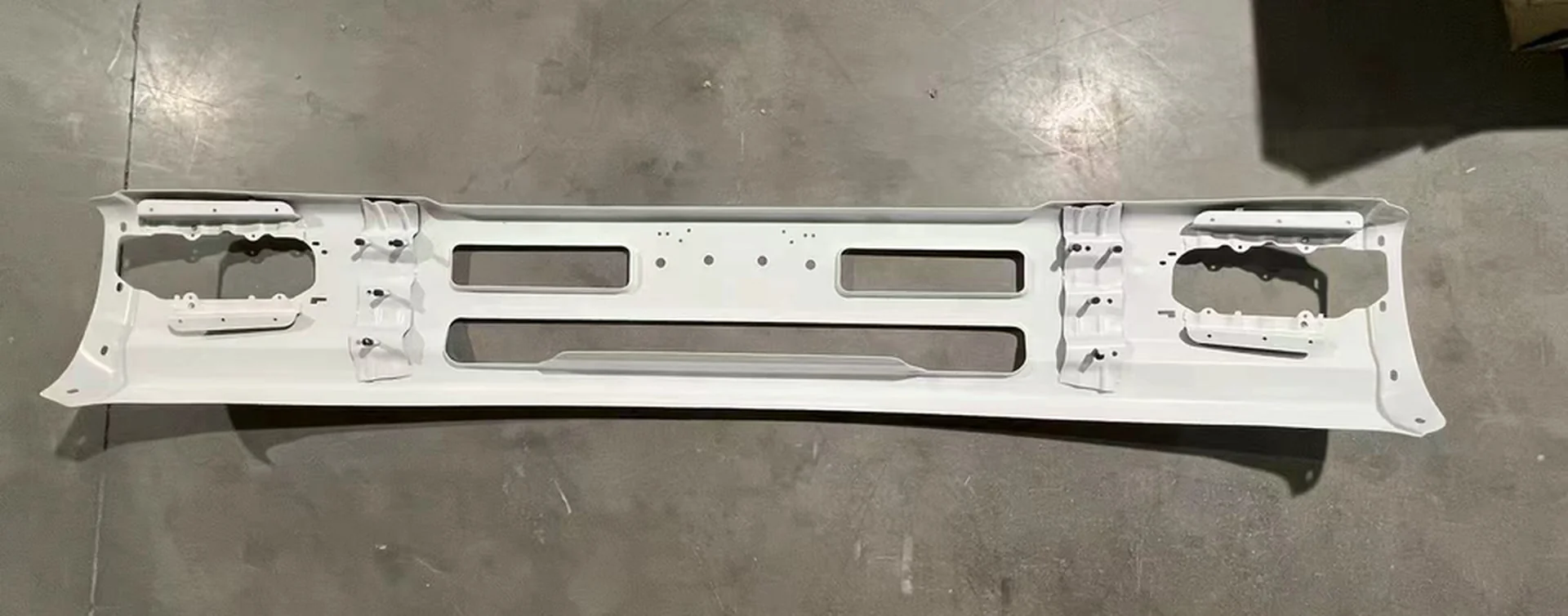 210/230CM White Metal Bumper for Nissan PKB / CWM454