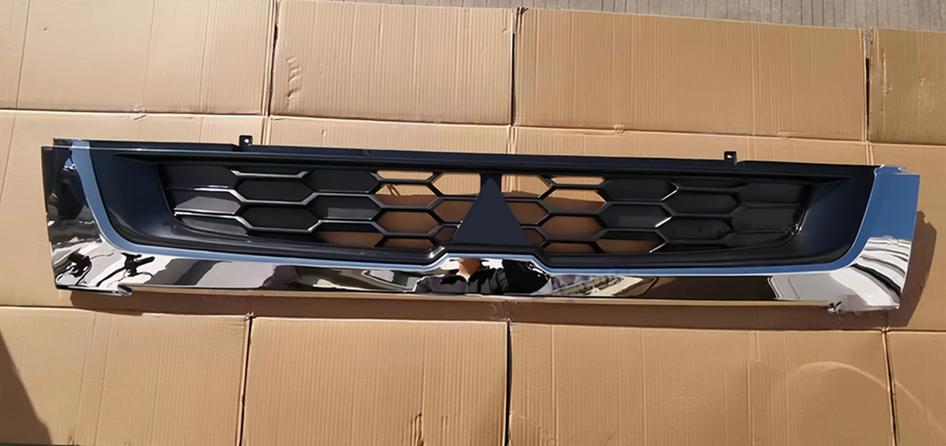 165CM Chrome / Black Plastic Grille for Mitsubishi FM1524 / FM65F