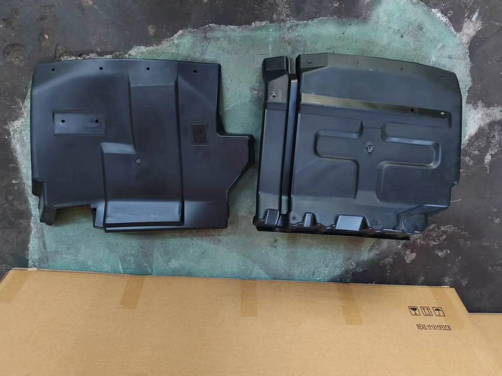 58CM Black Plastic Fender / Mud Flap for Isuzu Deca 270/320
