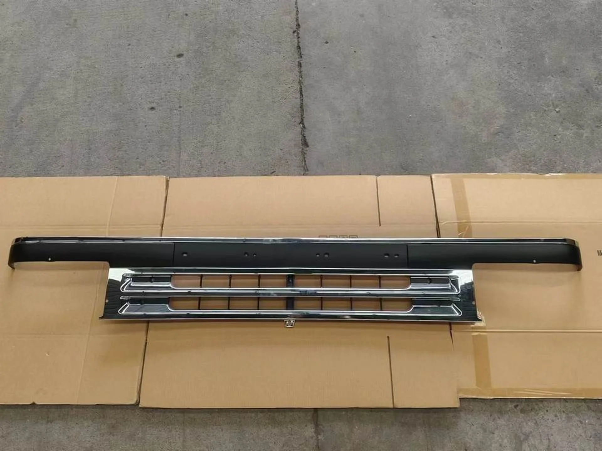 Chrome / Gray Plastic Grille for Mitsubishi FE444