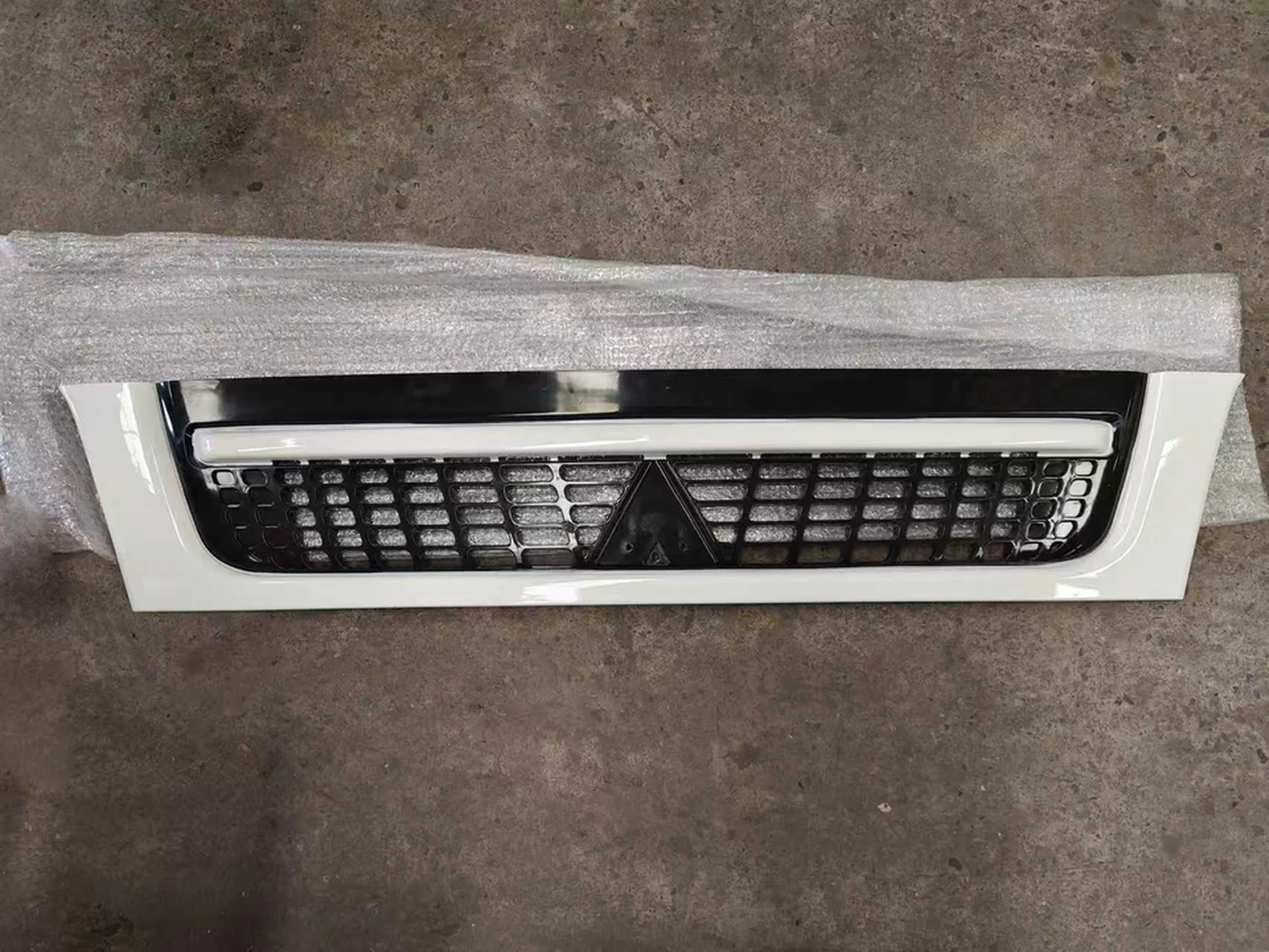 130CM Black / White Plastic Grille for Mitsubishi Canter 2007