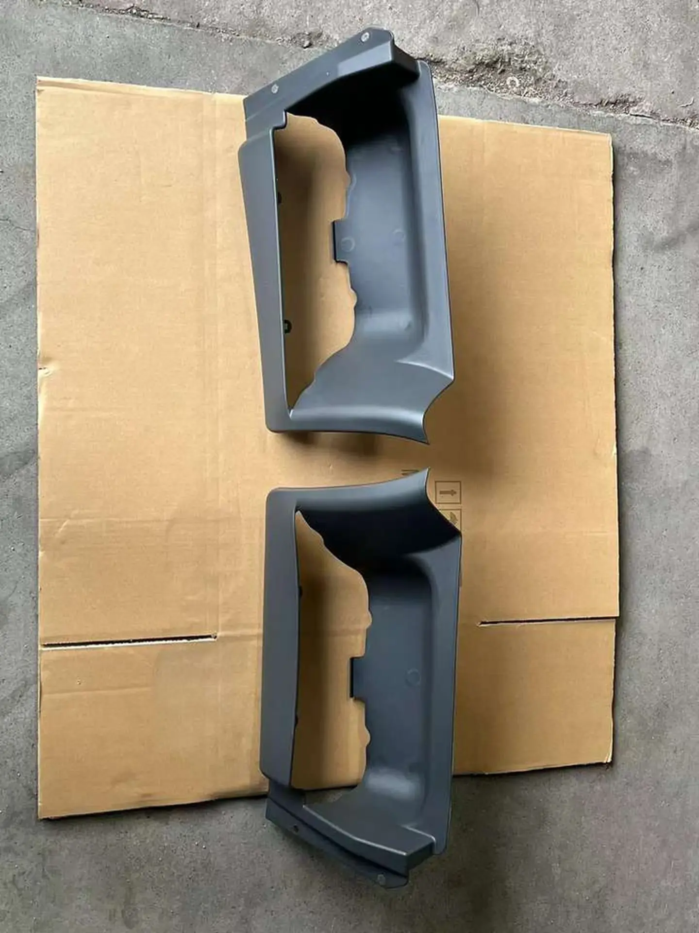 42CM Black Plastic Step Panel for Mitsubishi FE647 / FE511