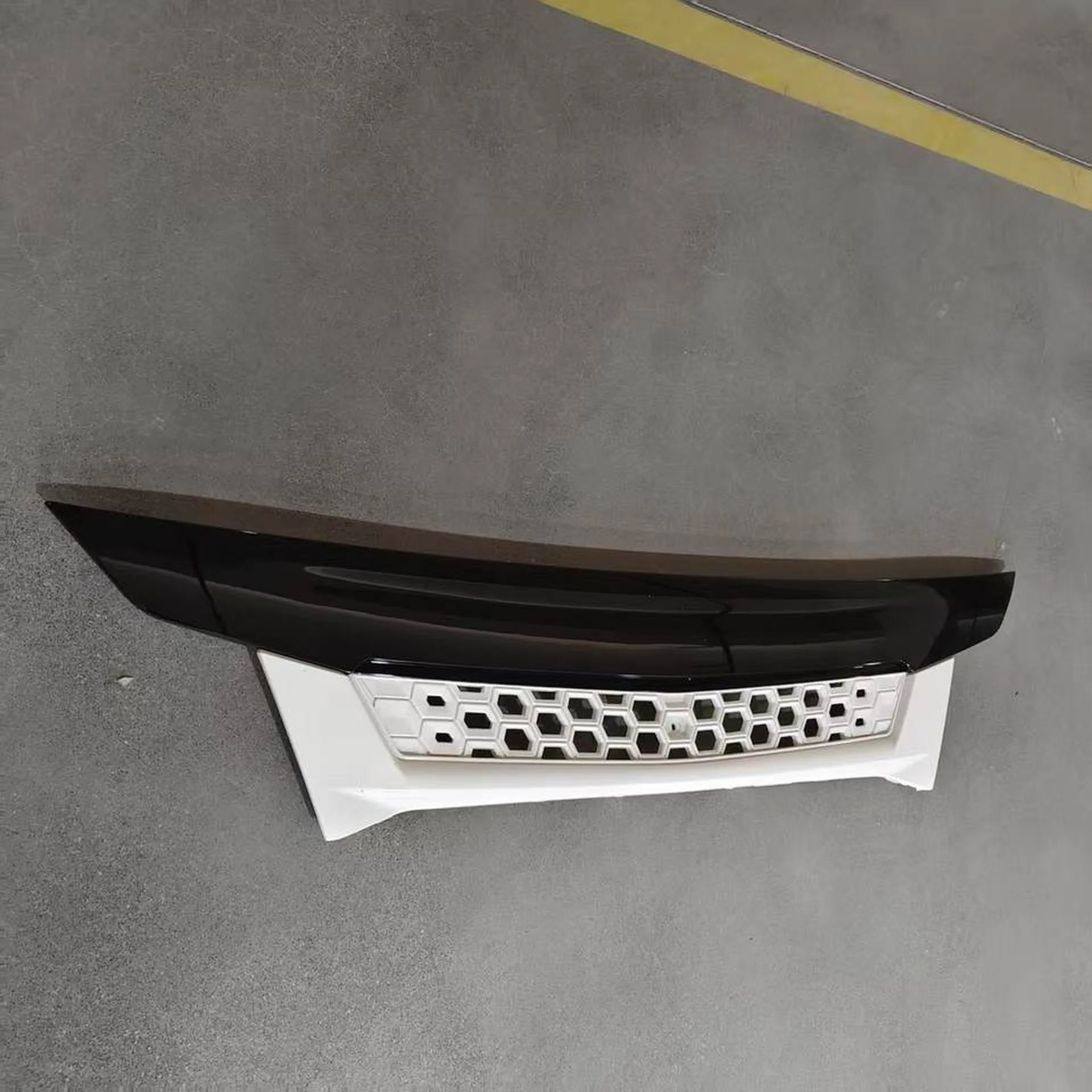 Black / White Plastic Grille for Mitsubishi Fuso 2020