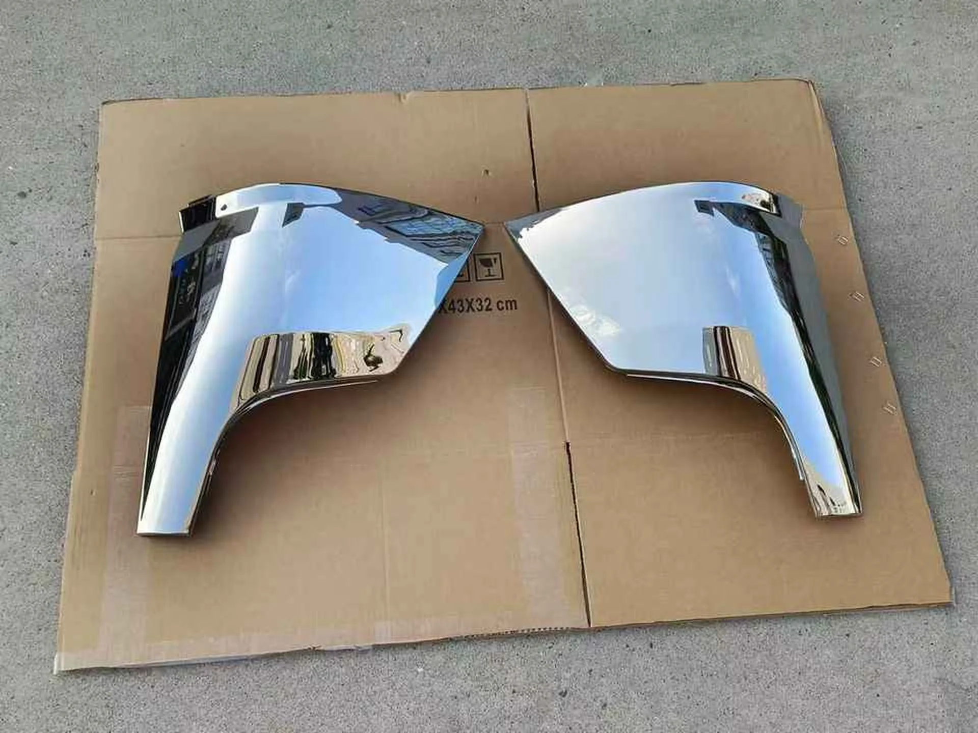 Chrome Plastic Corner Panel for Mitsubishi Fuso 2020