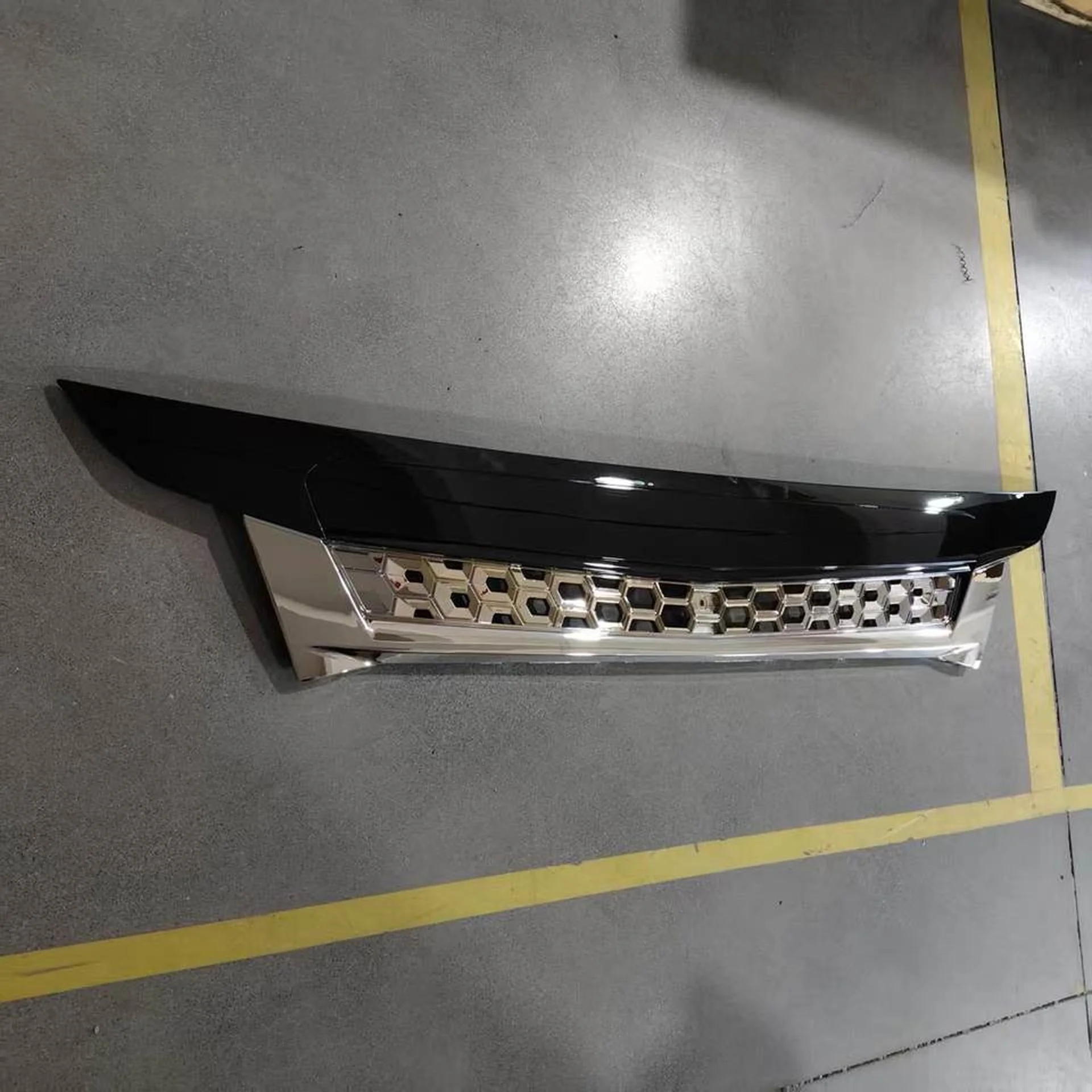 Chrome / Black Plastic Grille for Mitsubishi Fuso 2020