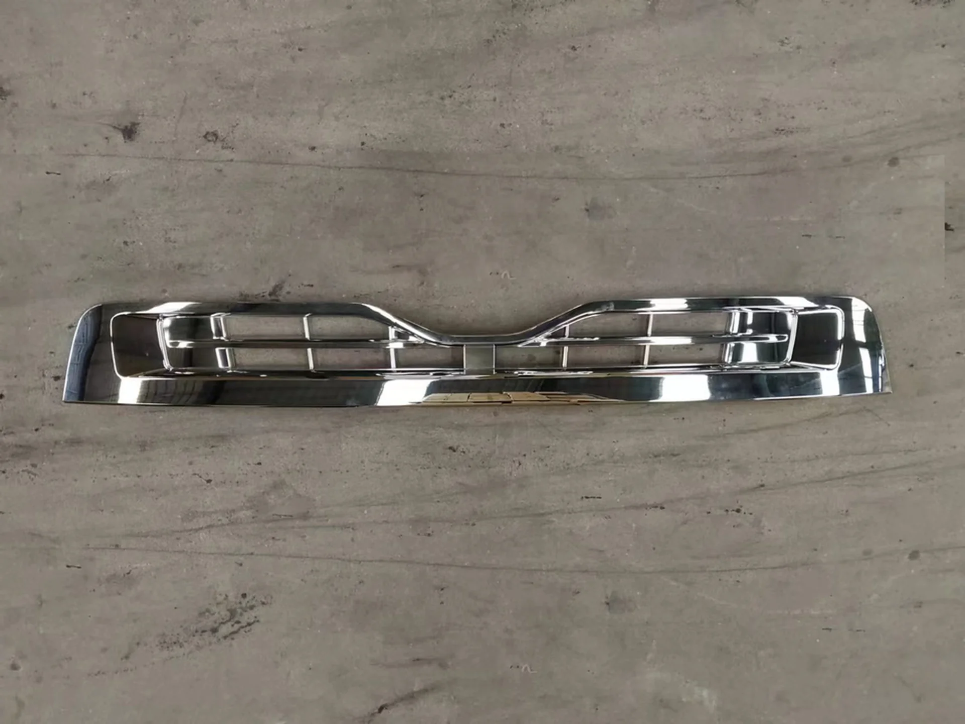 Chrome Plastic Grille for Nissan UD / Quon