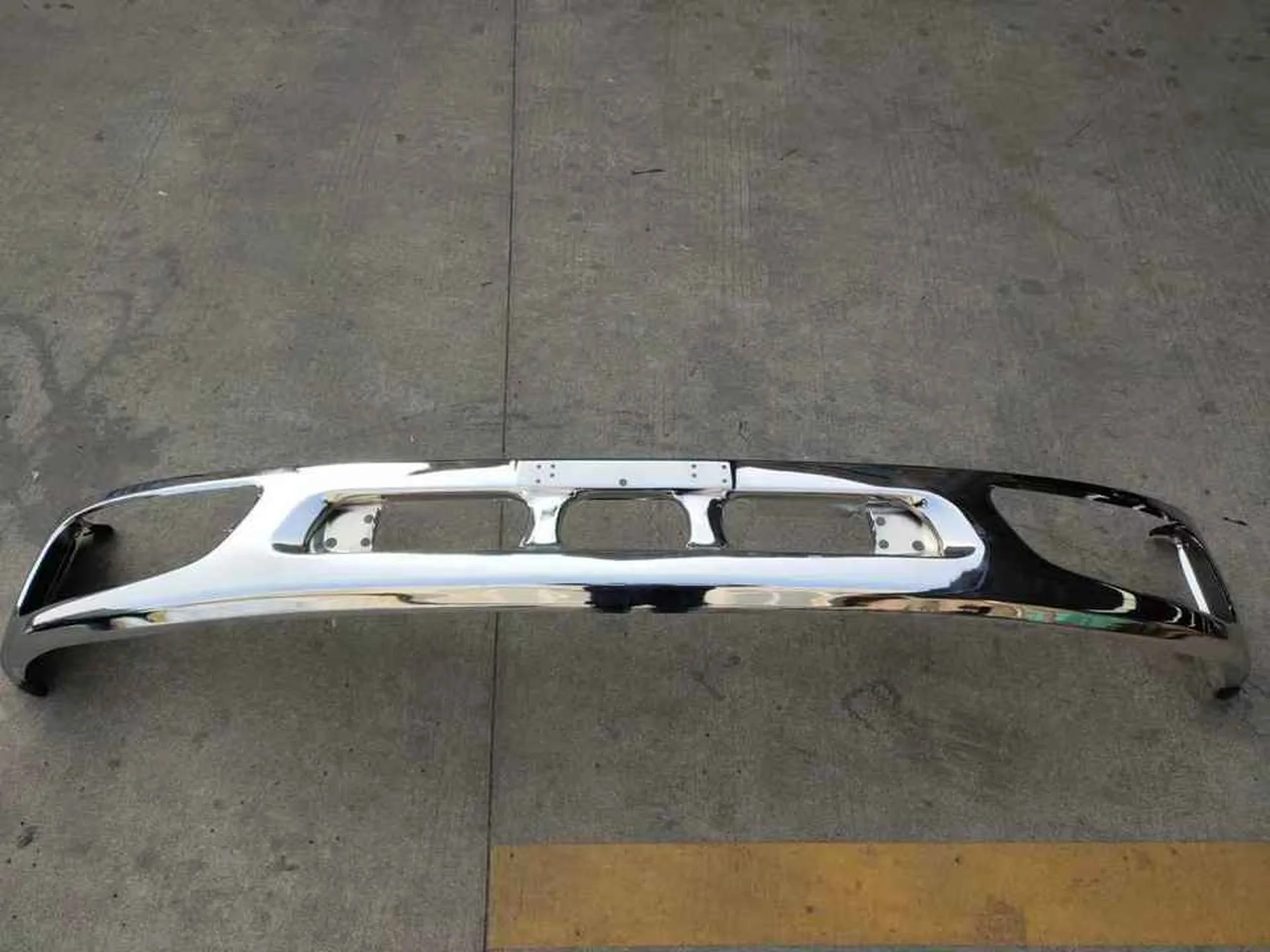 195CM Chrome / White Metal / Iron Bumper for Hino