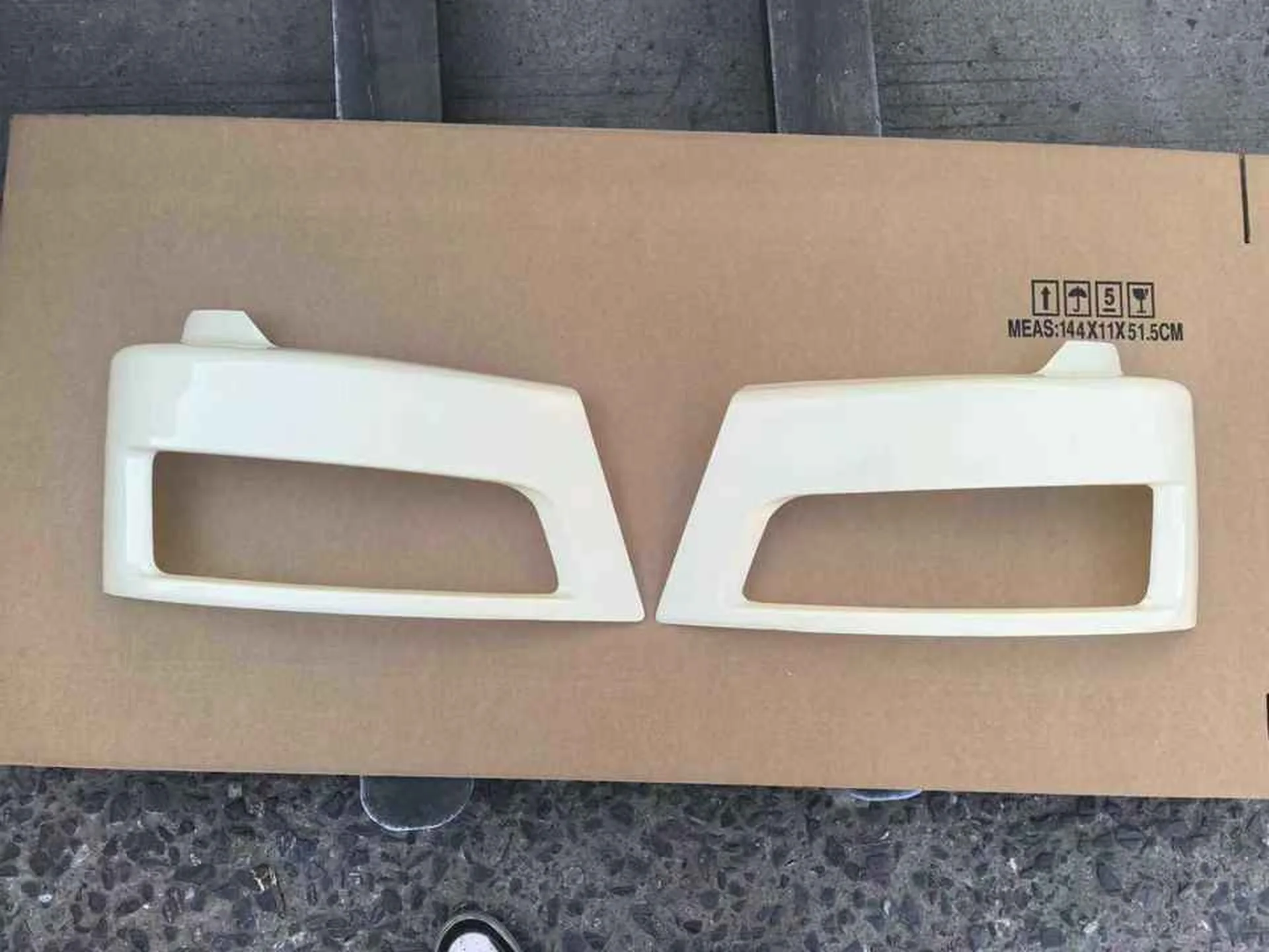 27*59CM White Plastic Head Lamp for Mitsubishi FM1524 / FM65F