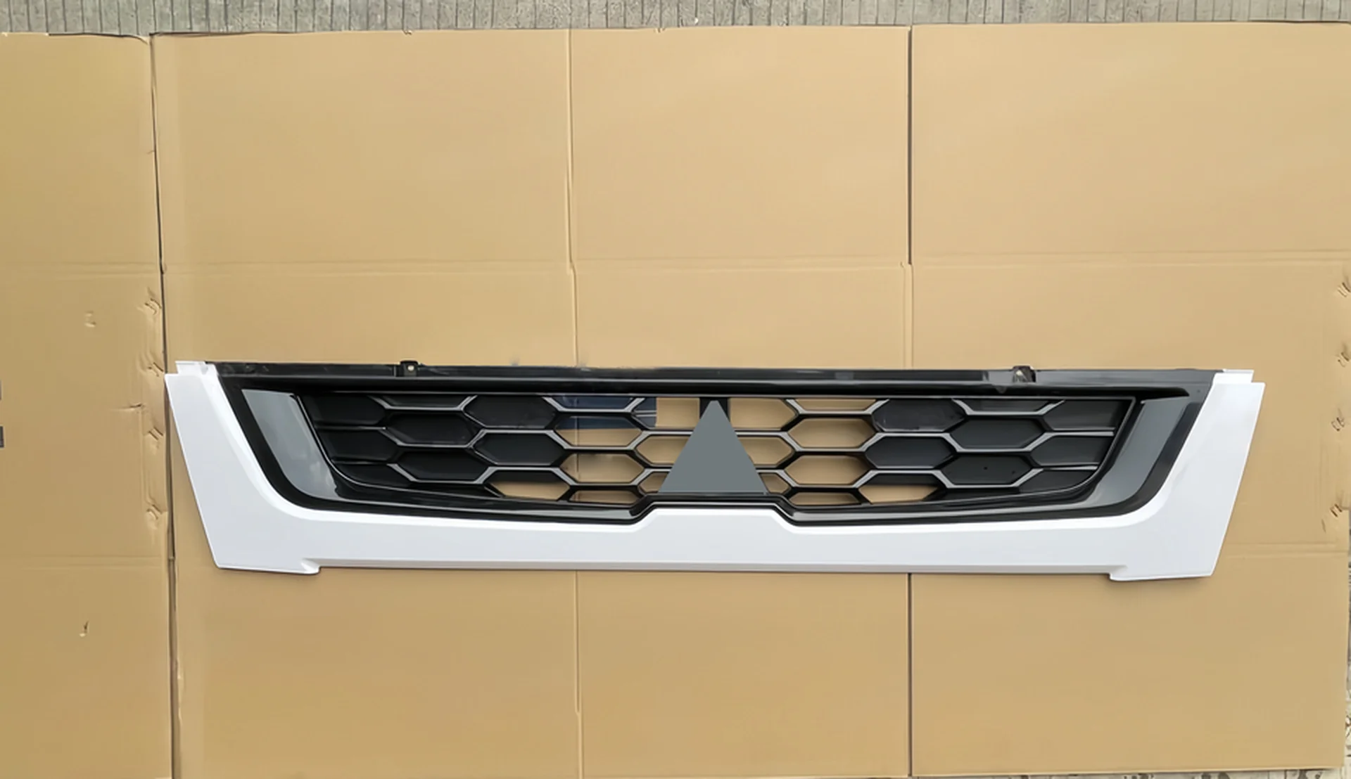 Black / White Plastic Grille for Mitsubishi FM1524 / FM65F
