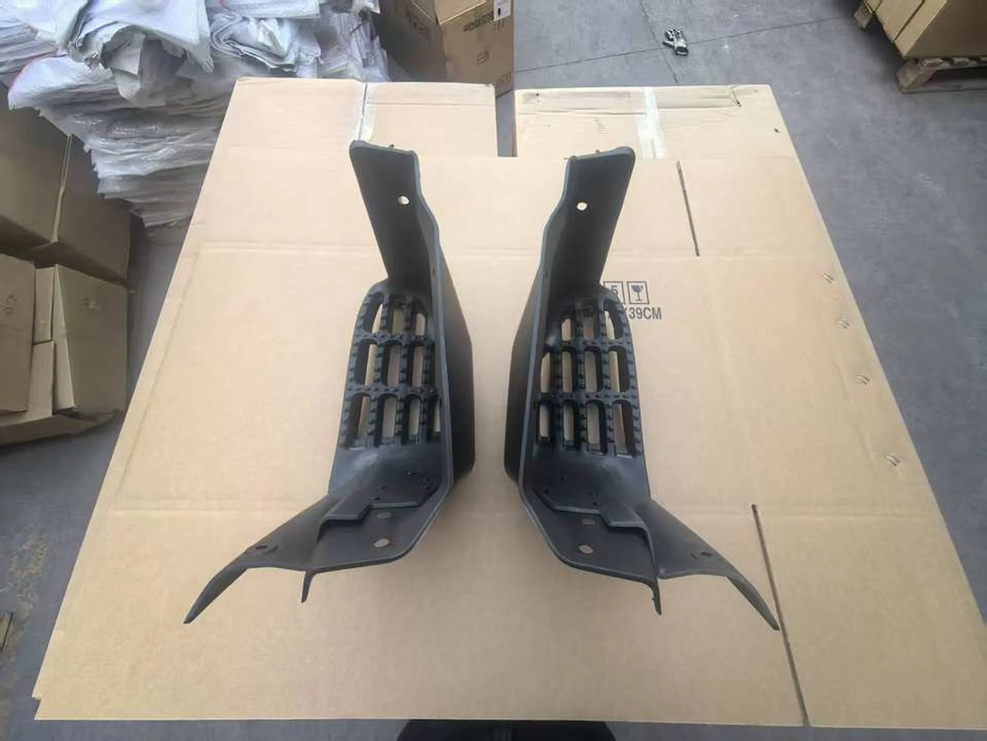 32CM Black Plastic Step Panel for Hino 300 Dutro