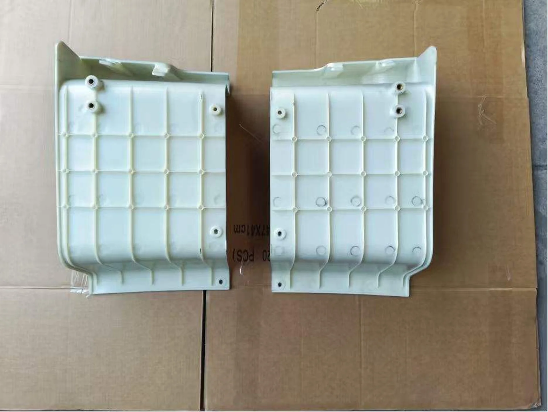 47*22CM White Plastic Step Panel for Isuzu Giga 2017