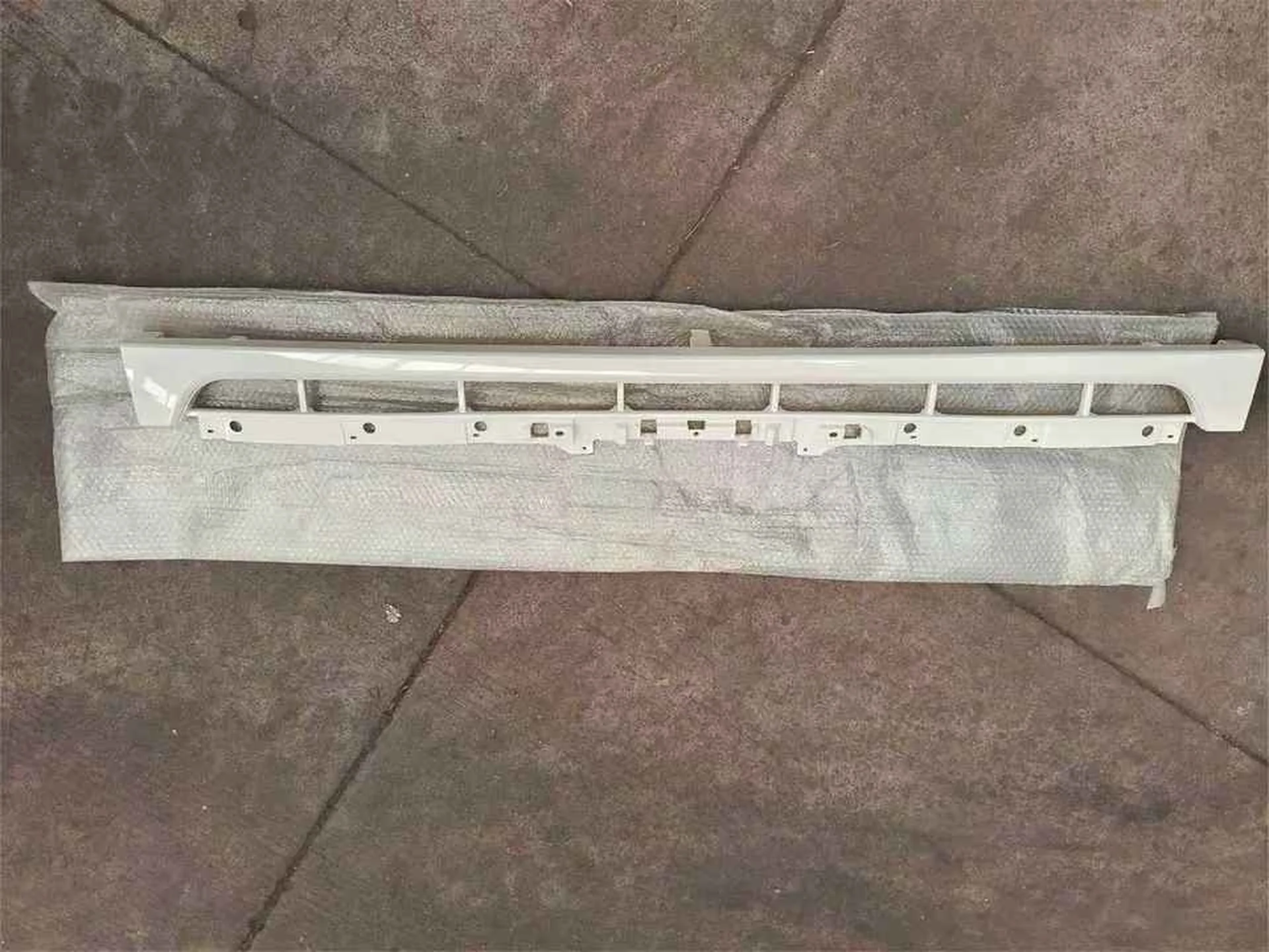 160CM Chrome / White Plastic Grille for Isuzu Deca 360