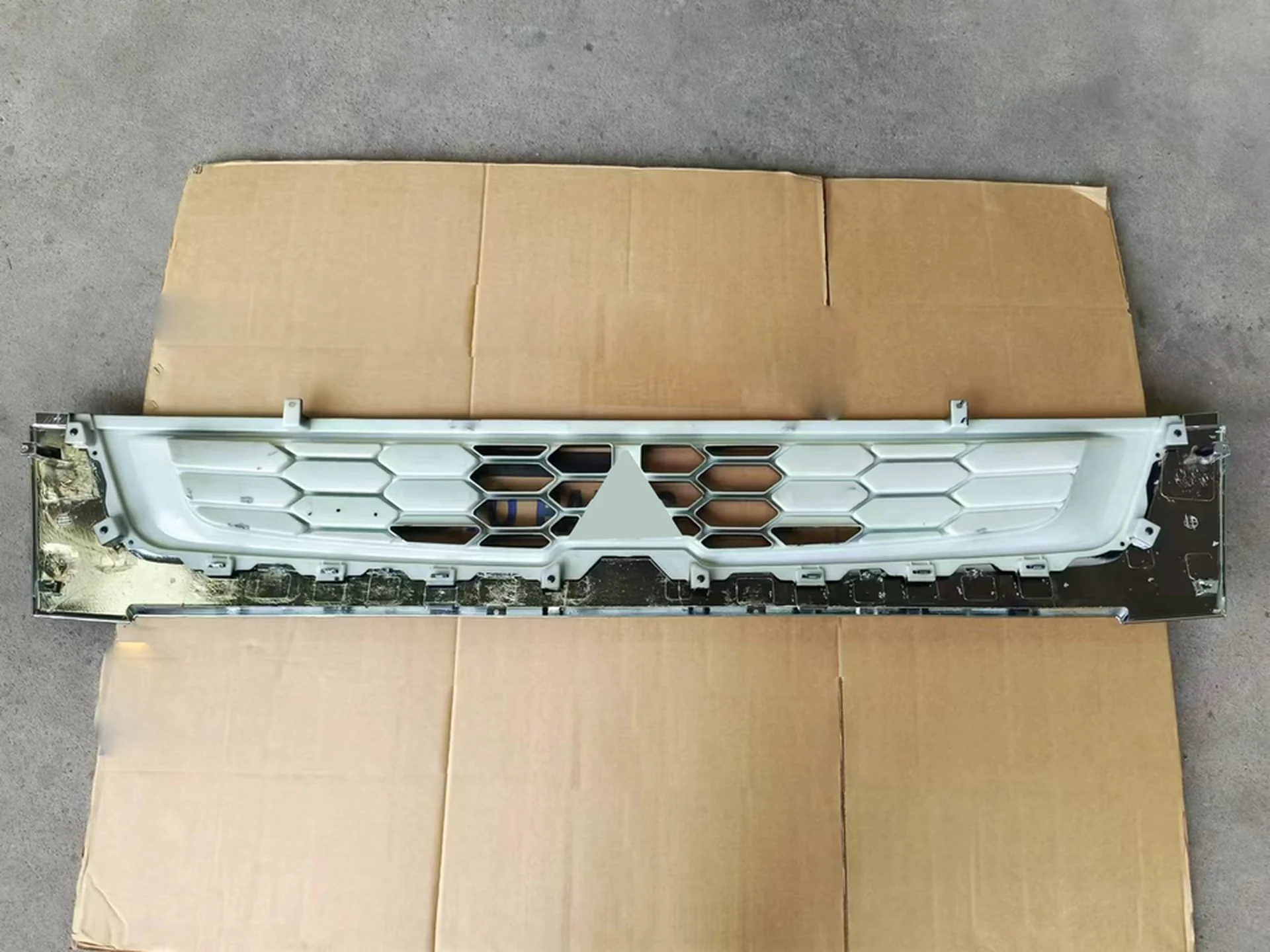 165CM Chrome / Black Plastic Grille for Mitsubishi FM1524 / FM65F