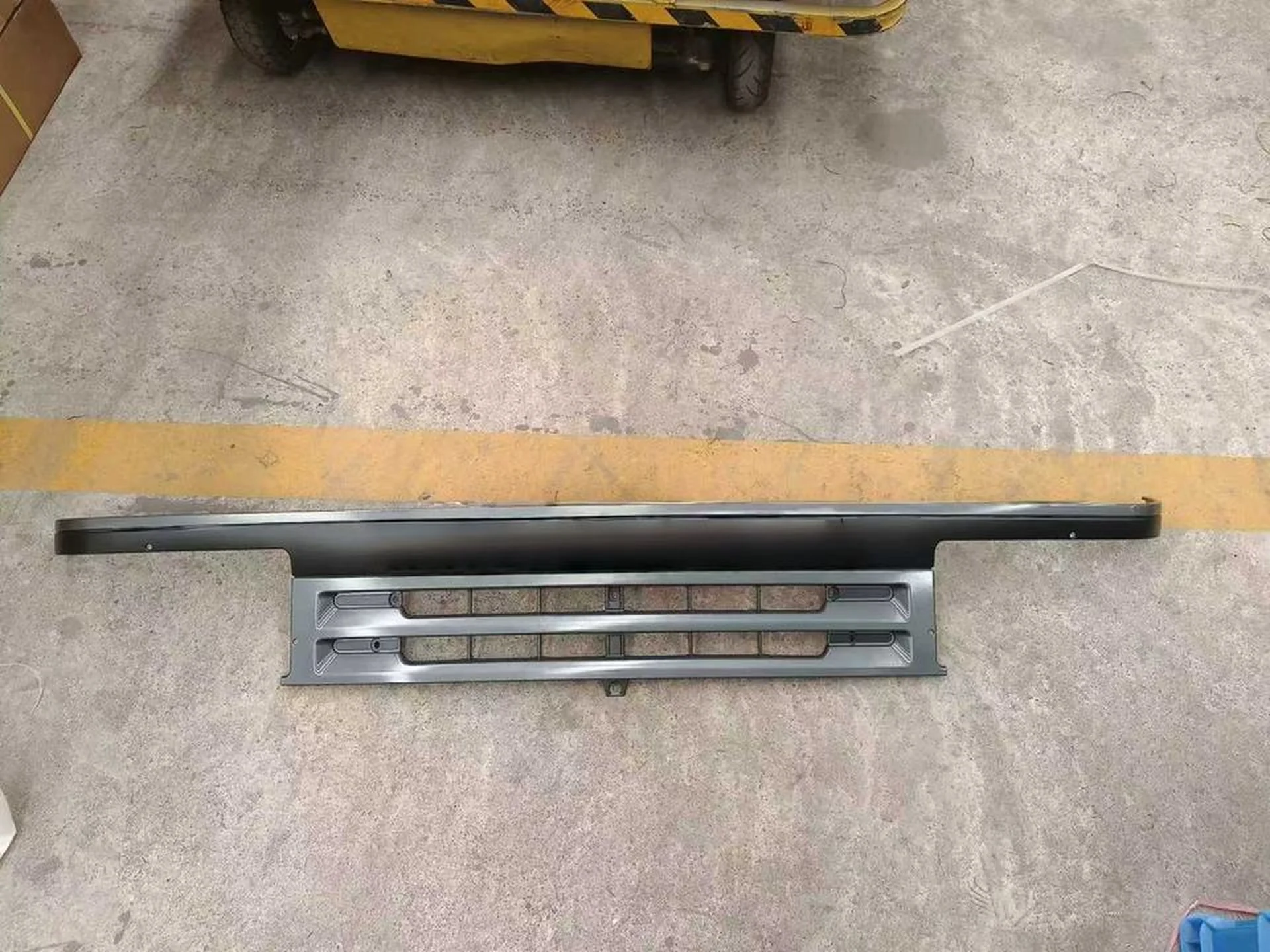 Chrome / Gray Plastic Grille for Mitsubishi FE444