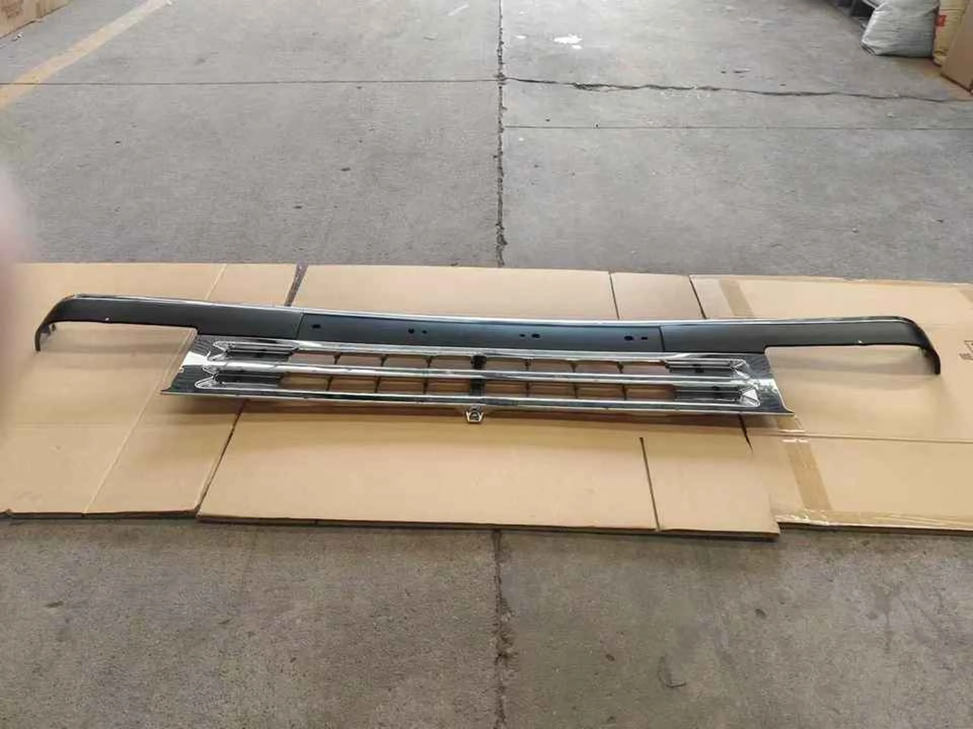 Chrome / Gray Plastic Grille for Mitsubishi FE444