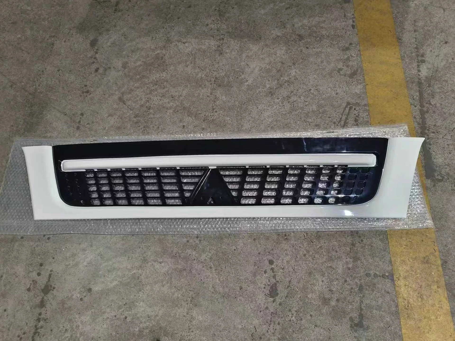 130CM Black / White Plastic Grille for Mitsubishi Canter 2007