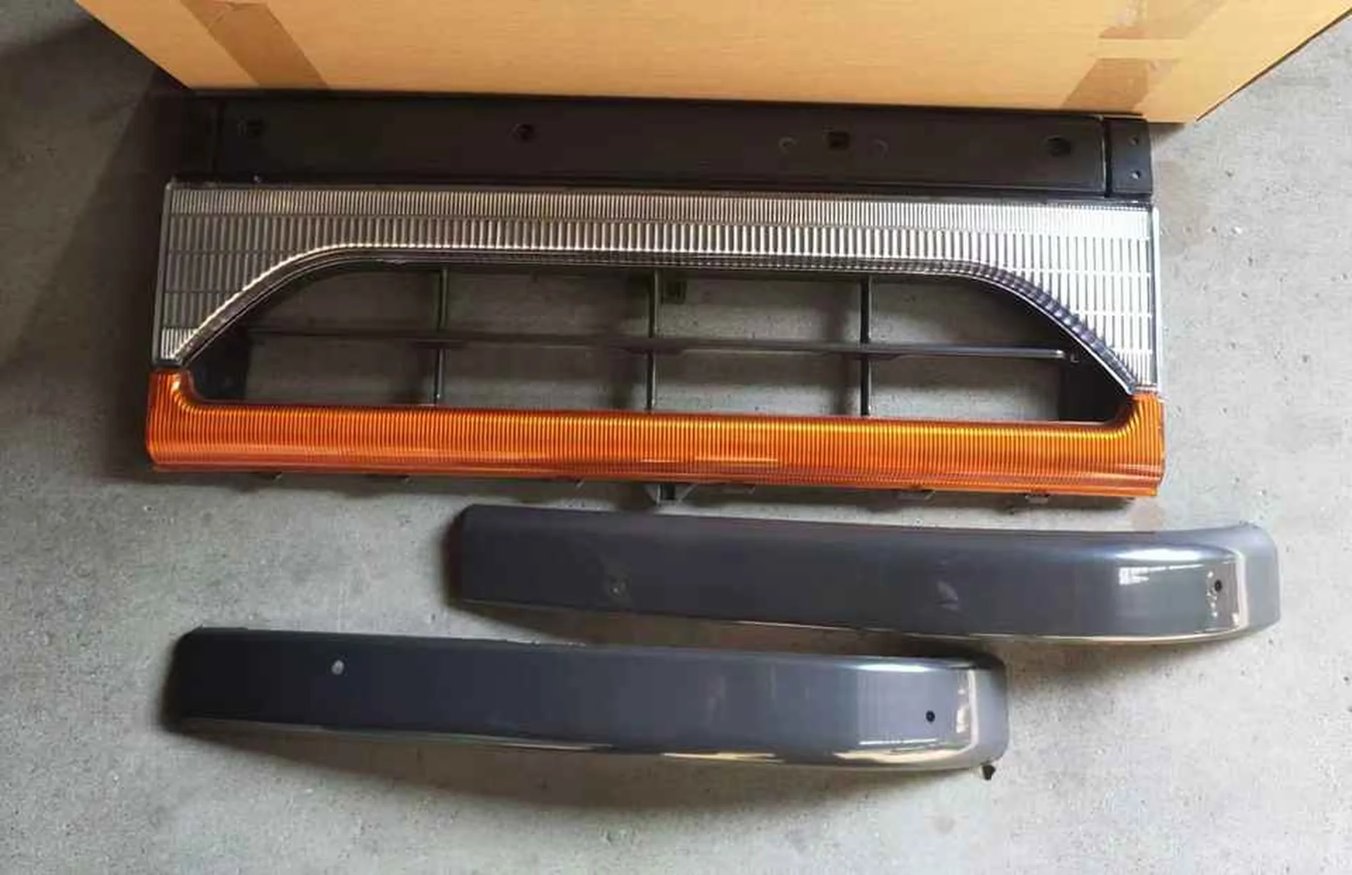 165/195CM Chrome / Black Plastic Grille for Mitsubishi FE647 / FE511