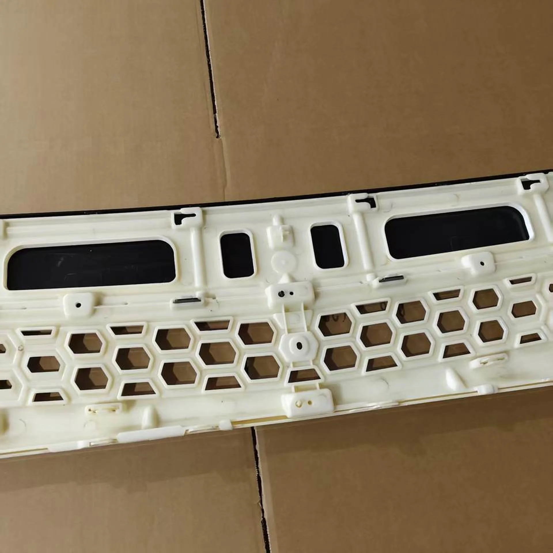Black / White Plastic Grille for Mitsubishi Fuso 2020