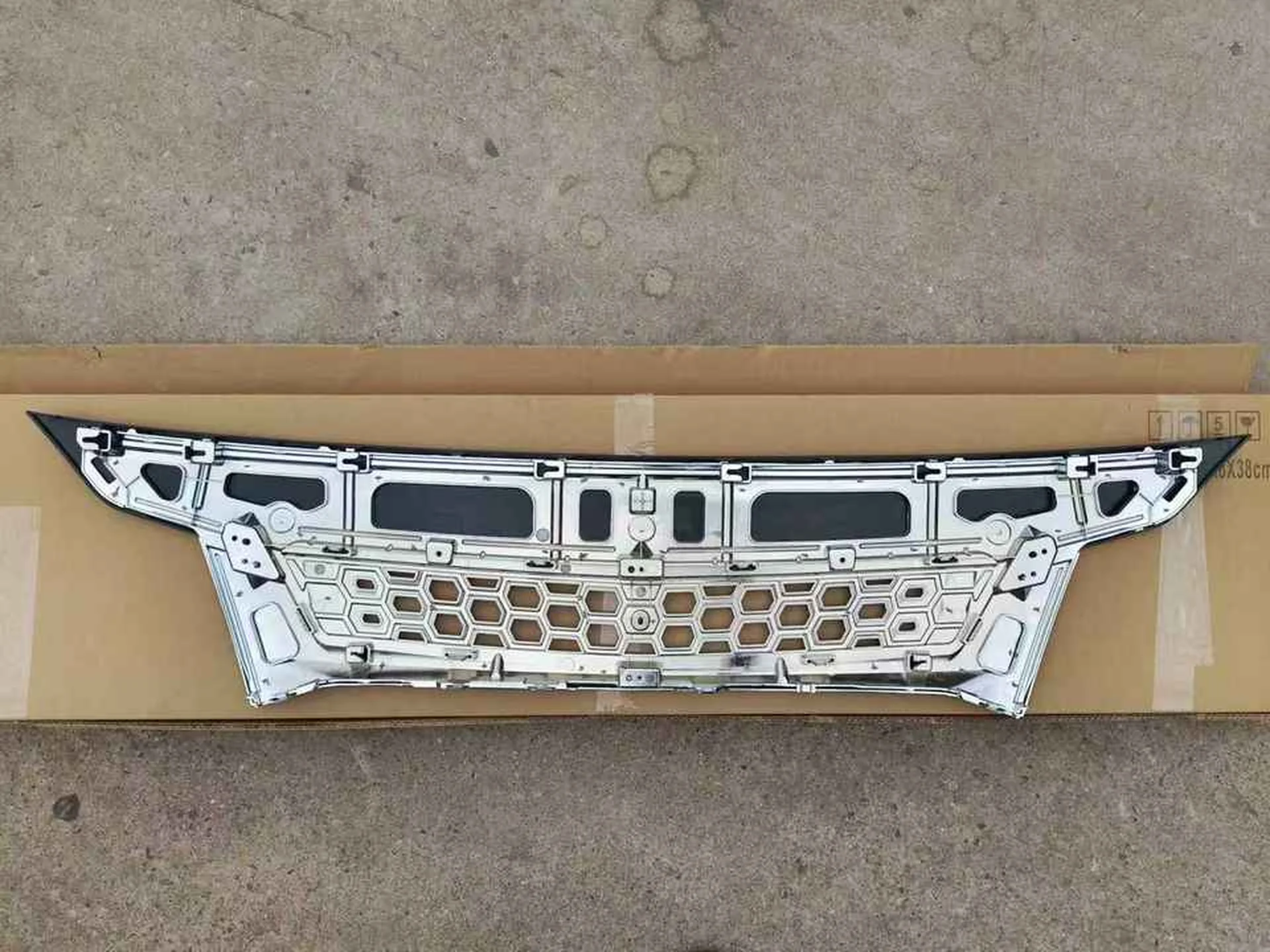 Chrome / Black Plastic Grille for Mitsubishi Fuso 2020